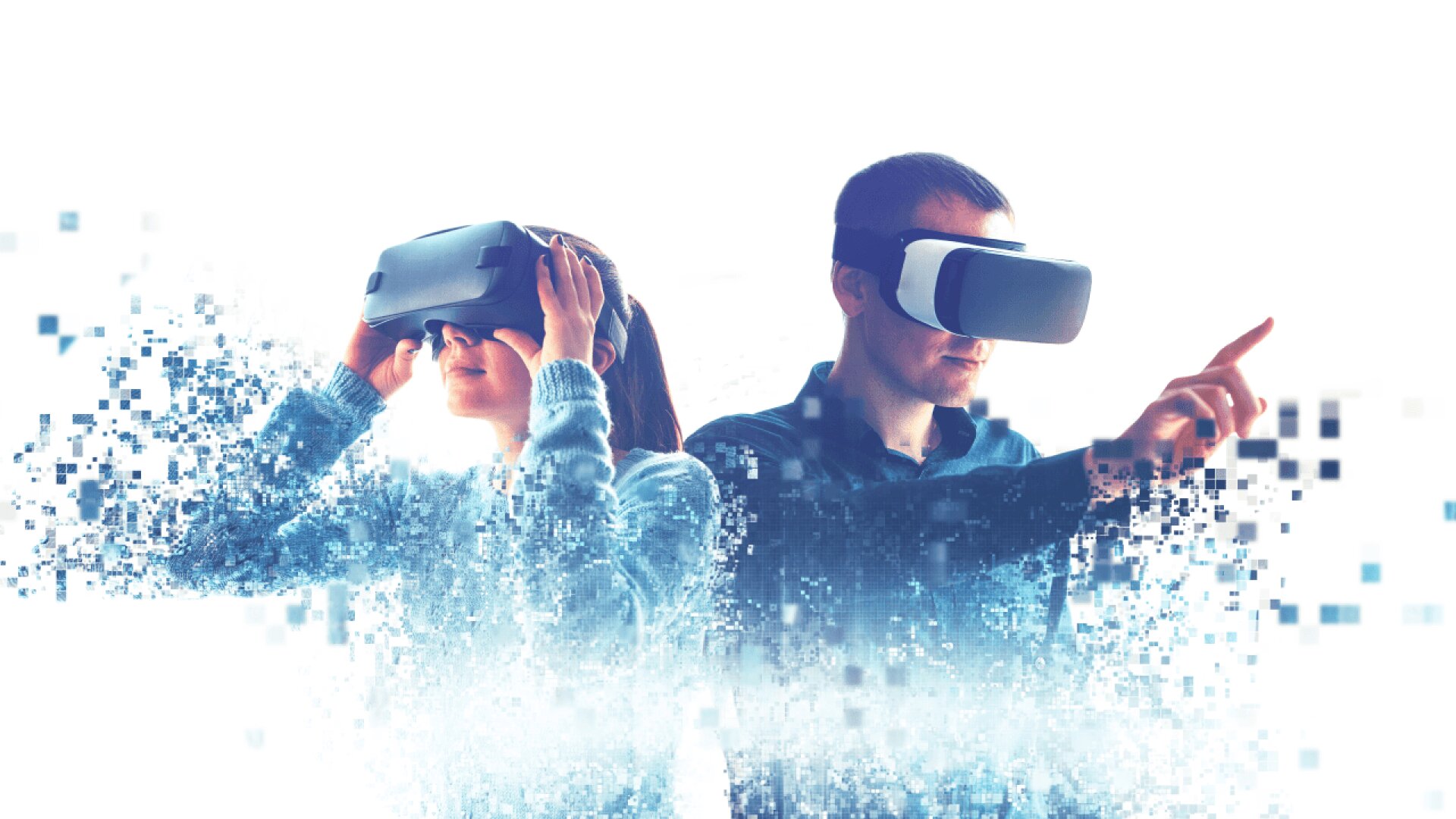 Eine Frau und ein Mann, die Virtual-Reality-Headsets tragen, interagieren mit virtuellen Elementen, die von einem pixeligen digitalen Effekt umgeben sind, der sie mit dem weißen Hintergrund verschmelzen lässt.