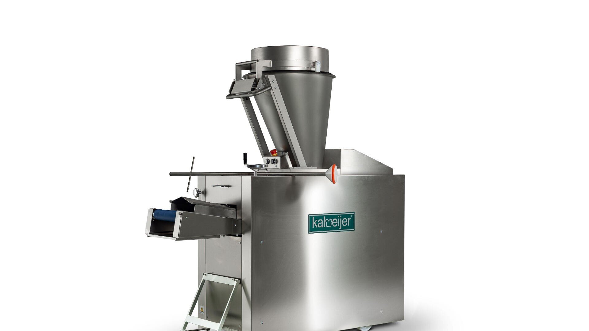 Eine große industrielle Lebensmittelverarbeitungsmaschine aus rostfreiem Stahl mit einem zylindrischen Trichter an der Oberseite, einer abgewinkelten Rutsche, Steuerhebeln und einem Förderbandauslass, der auf der Vorderseite mit "kalbejer" beschriftet ist.