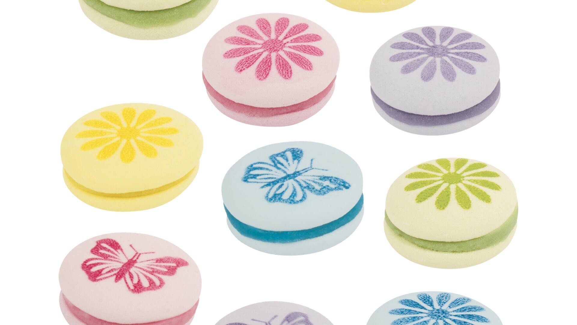 Bunte, runde Bonbons mit Schmetterlings- und Blumenmustern auf einem weißen Hintergrund. Die Bonbons sind in Pastelltönen wie Gelb, Rosa, Lila, Blau und Grün gehalten.
