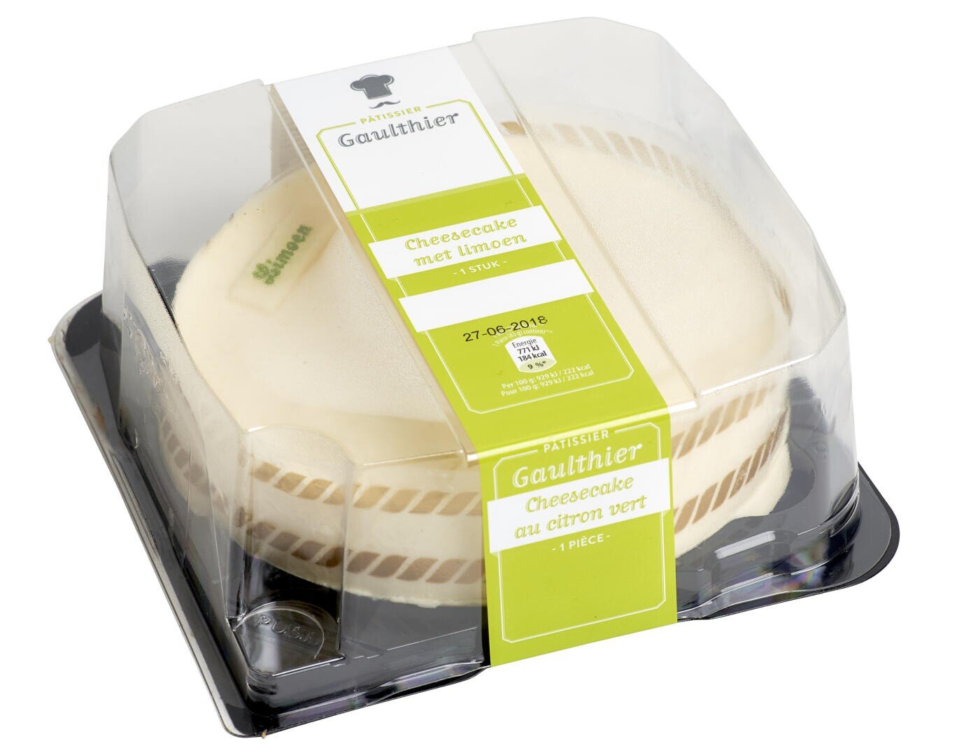 Ein runder Käsekuchen mit weißem Belag in einem durchsichtigen Kunststoffbehälter. Auf dem grünen Etikett der Verpackung steht "Patisserie Gauthier Cheesecake au citron vert" und das Datum "27-06-2018".