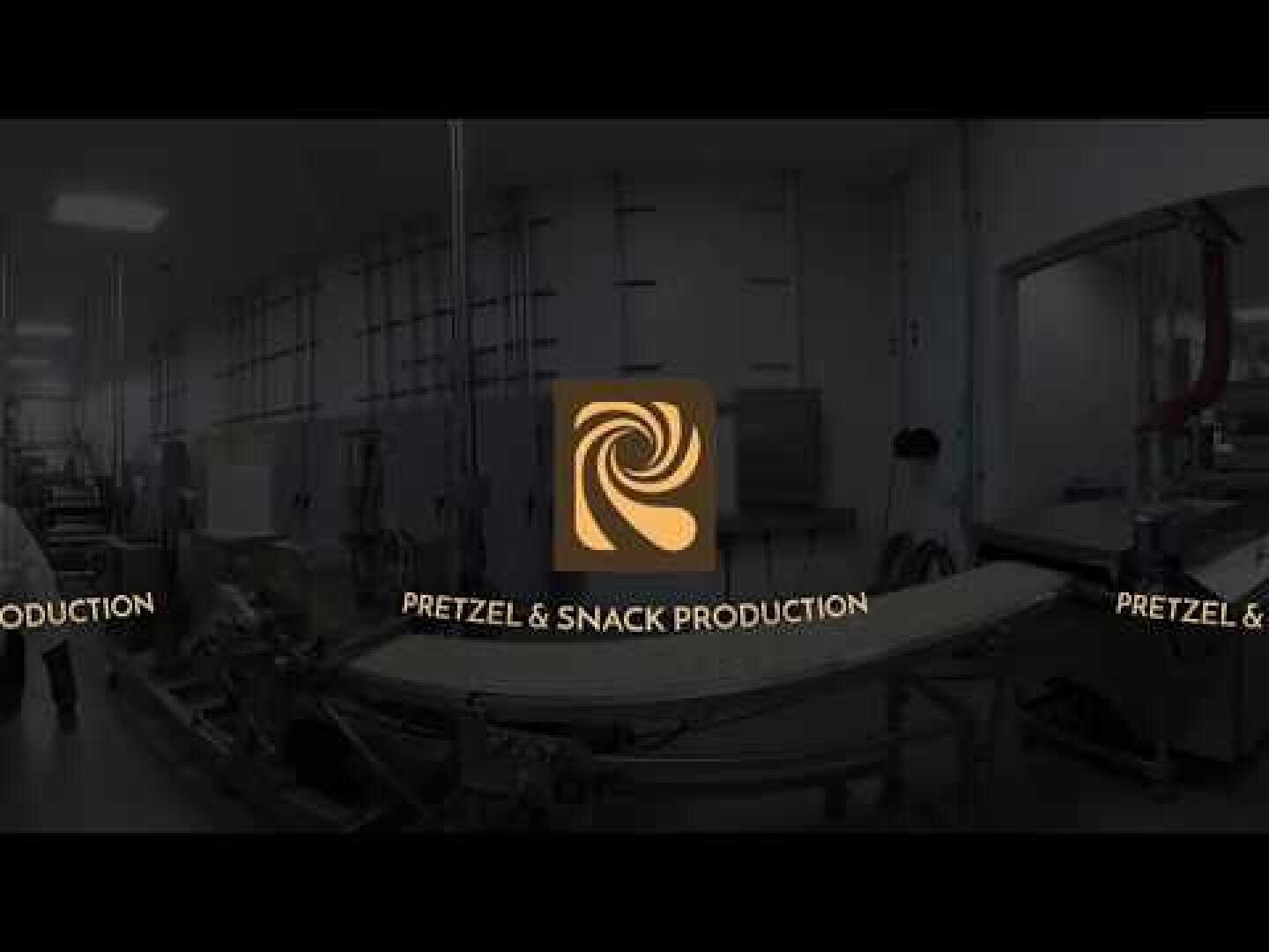 Eine Fabrik zur Herstellung von Brezeln und Snacks mit Industrieanlagen und Förderbändern. Der Schriftzug "Pretzel & Snack Production" und ein Spiral-Logo sind über dem Bild zentriert.