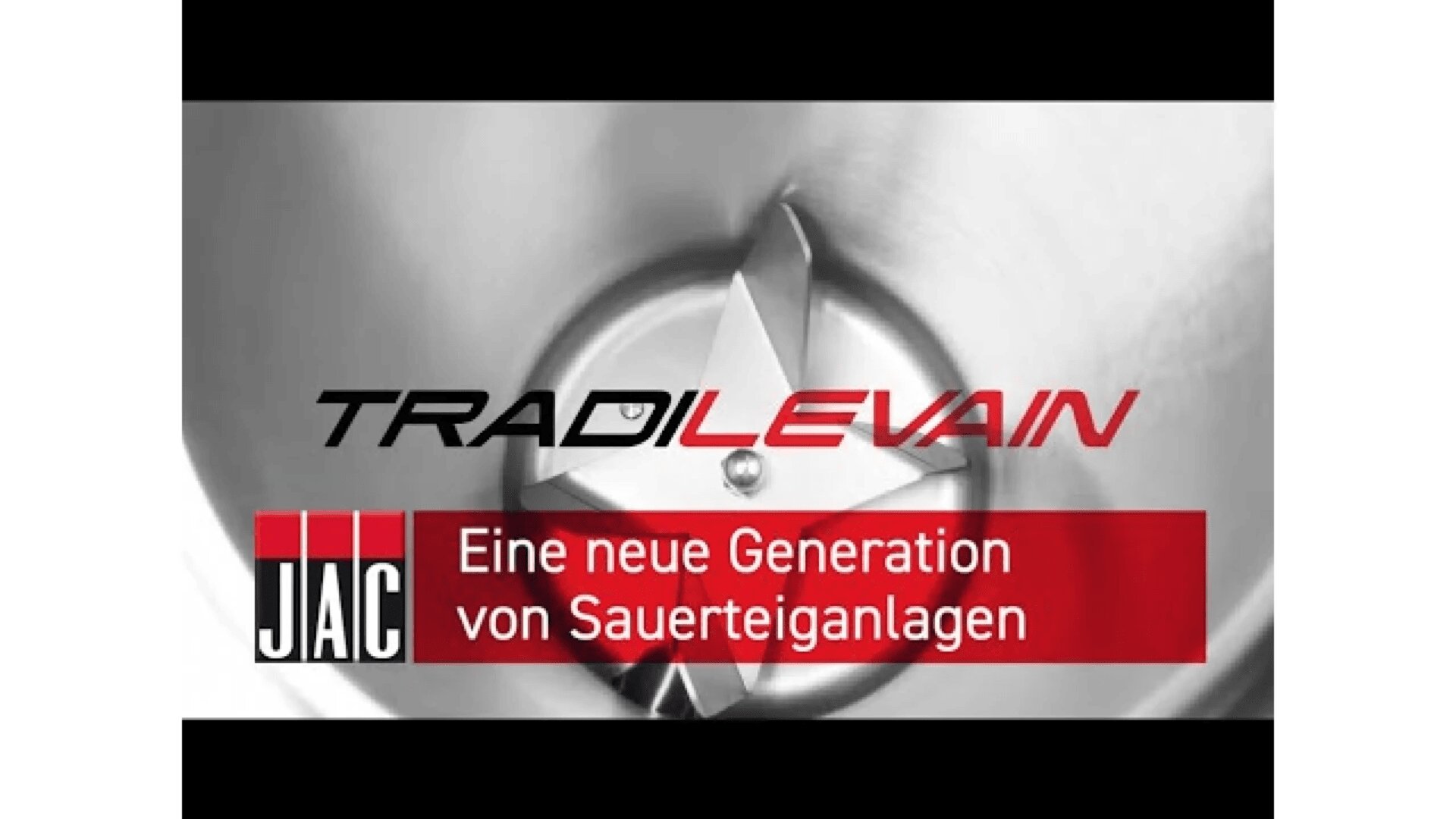 Nahaufnahme eines Metallmixers mit der Aufschrift TRADILEVAIN und JAC Eine neue Generation von Sauerteiganlagen auf einem roten Banner, das für eine neue Generation von Sauerteiganlagen wirbt.