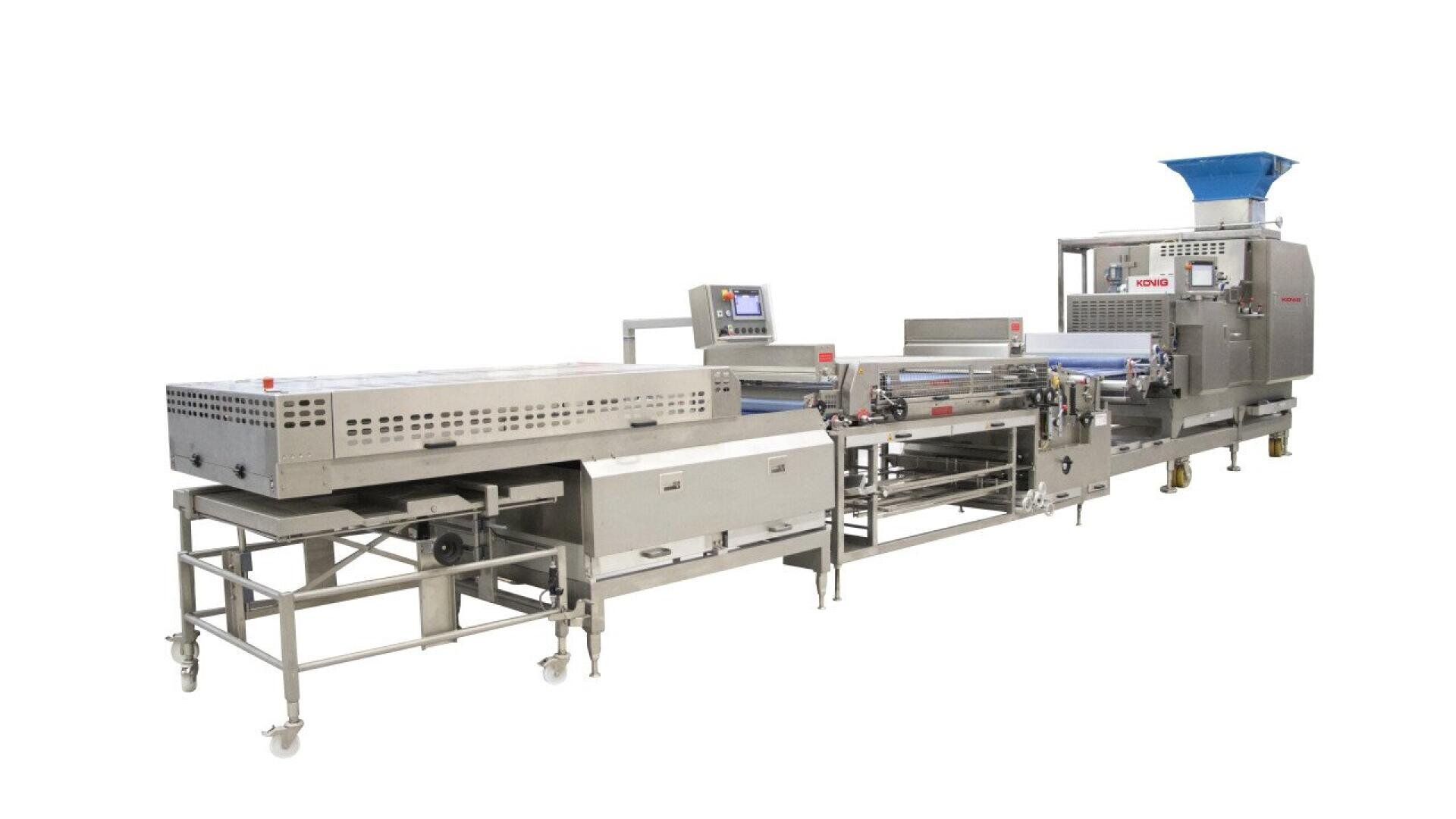Industrielle Lebensmittelverarbeitungsmaschine mit einem Förderband, mehreren Edelstahlkomponenten, einem Bedienfeld und einem blauen Trichter an einem Ende, konzipiert für die automatisierte Produktion und Verpackung.