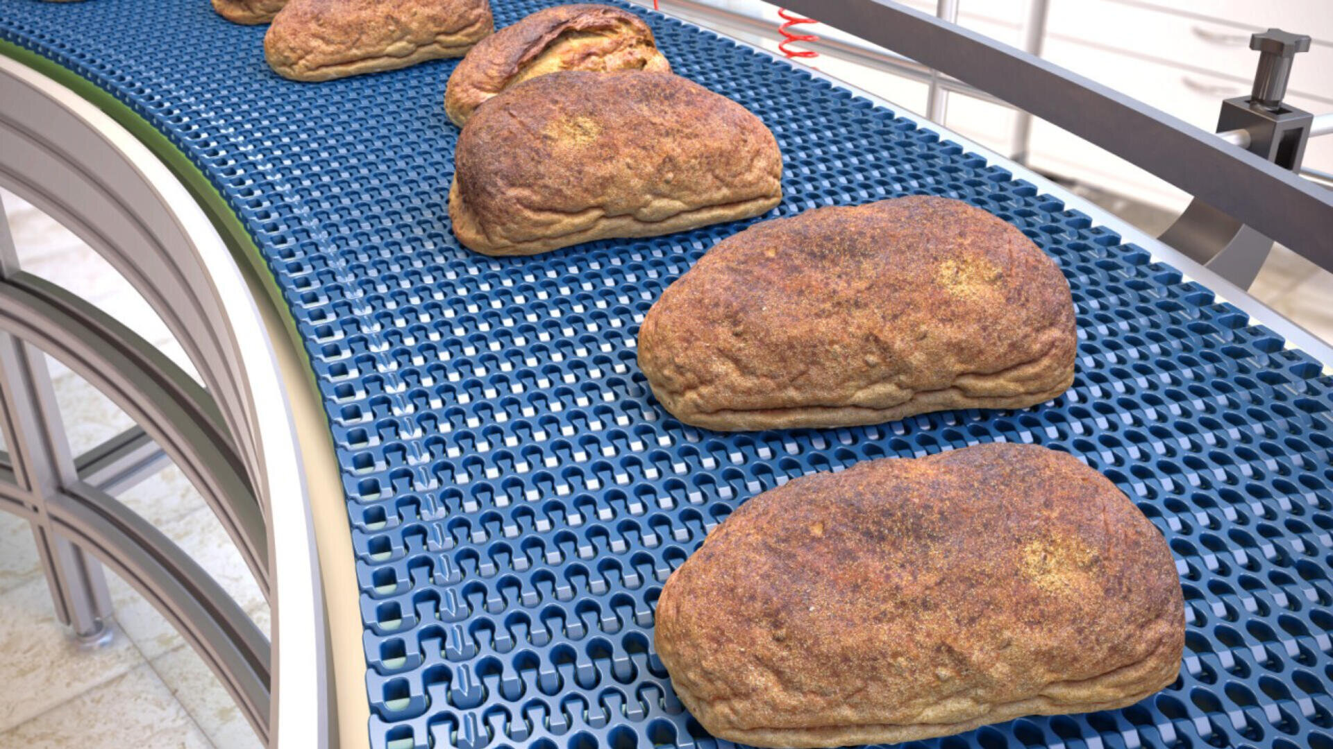 In einer Großbäckerei bewegen sich Brotlaibe auf einem blauen Förderband. Das Brot sieht frisch gebacken aus, und das Förderband biegt in einer sauberen, industriellen Umgebung nach links ab.