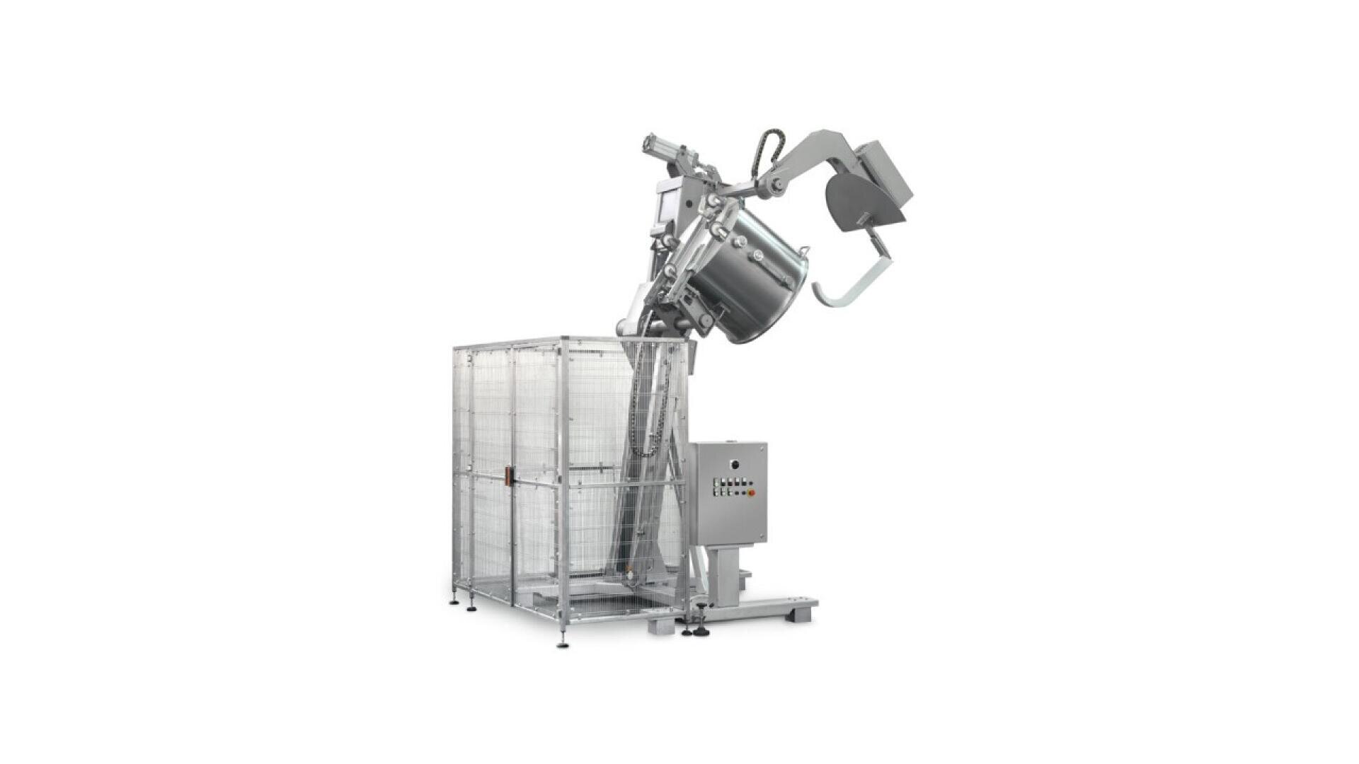 Eine große Industriemaschine aus rostfreiem Stahl zum Kippen und Entleeren von Behältern, mit einem Schutzkäfig und einem Bedienfeld an der Basis, isoliert auf weißem Hintergrund.