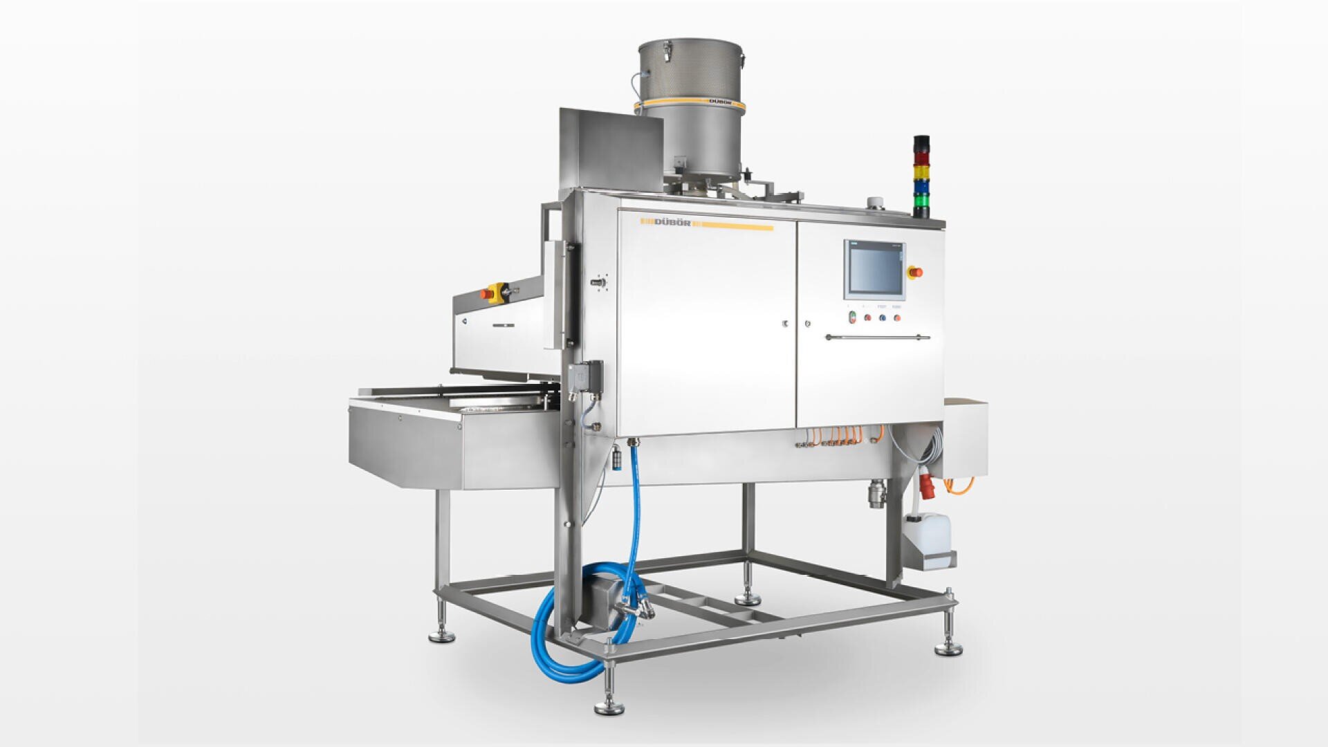 Eine große industrielle Lebensmittelverarbeitungsmaschine aus rostfreiem Stahl mit Bedienfeld, Bildschirm, farbigen Anzeigeleuchten, Rohren und elektrischer Verkabelung, vor einem schlichten weißen Hintergrund.