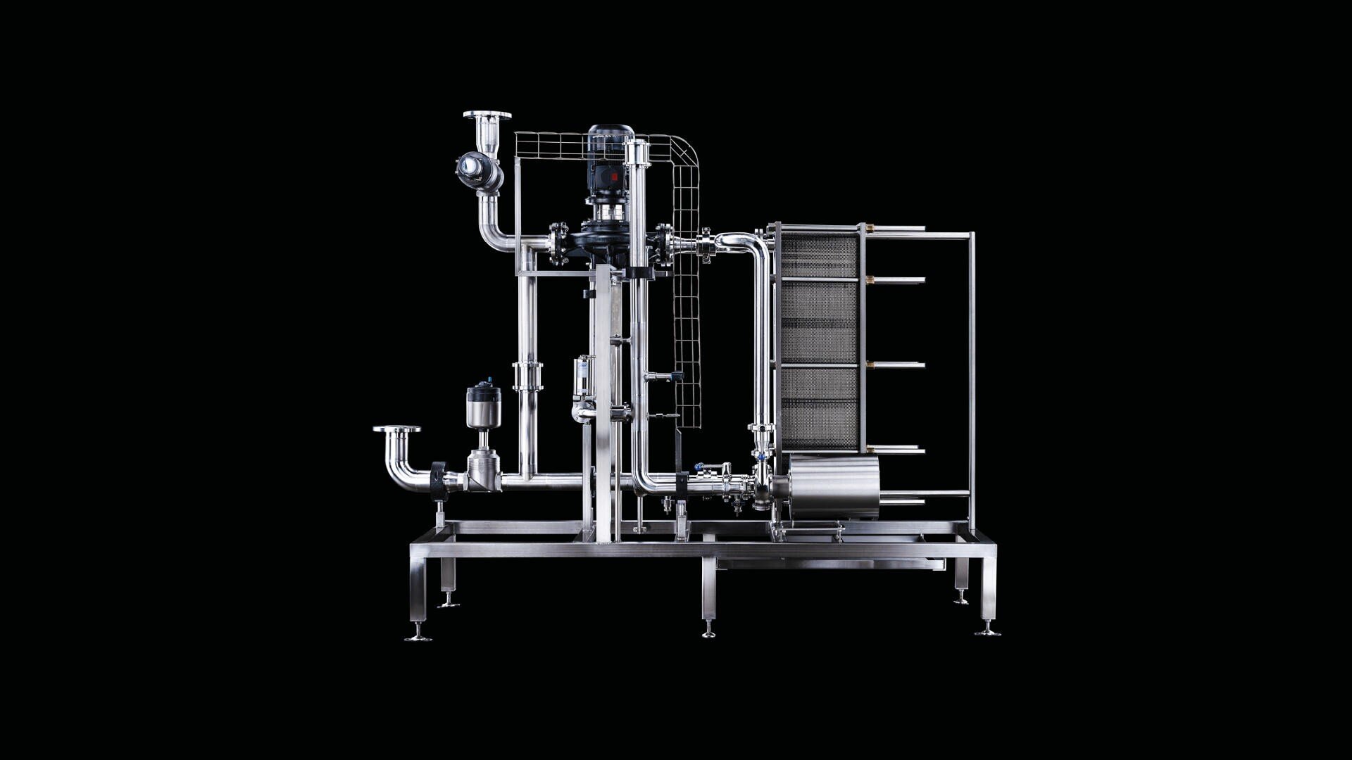 Eine industrielle Filtrationsmaschine aus Edelstahl mit mehreren Rohren, Ventilen und einer rechteckigen Plattenstruktur vor einem soliden schwarzen Hintergrund.