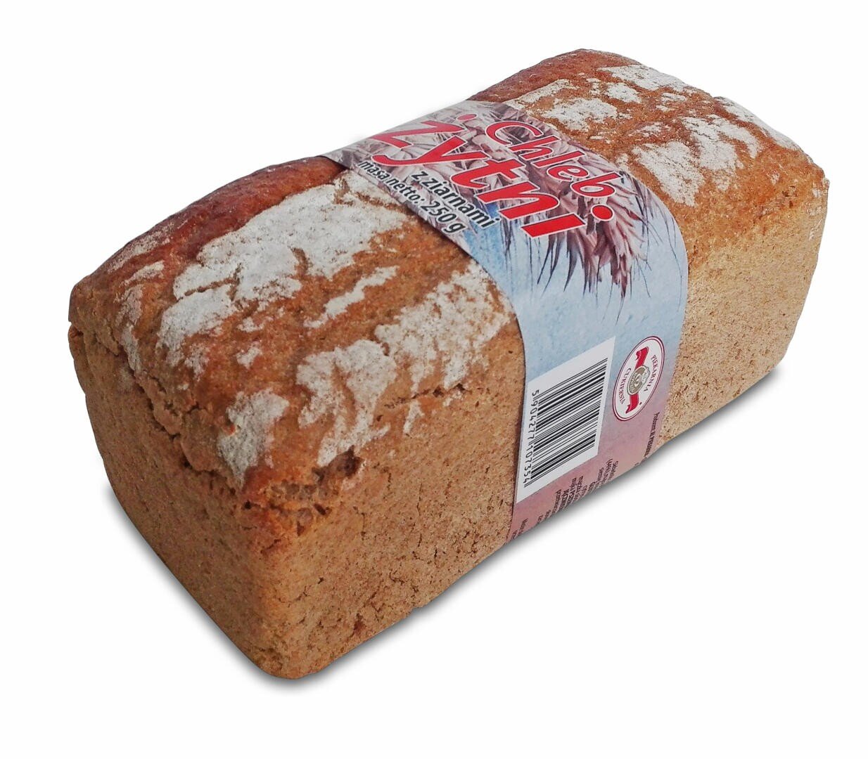 Ein rechteckiger Laib Schwarzbrot mit etwas Mehl auf der Oberseite, umhüllt von einem Etikett mit roter und weißer Schrift und Weizengrafik.