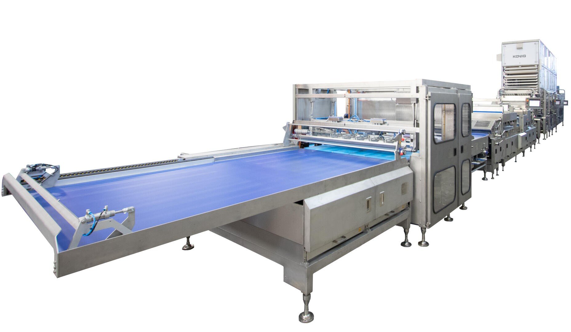 Eine große industrielle Lebensmittelverarbeitungsmaschine mit einem langen blauen Förderband, Edelstahlkomponenten und mehreren geschlossenen Abschnitten, die für die automatisierte Lebensmittelproduktion in einer Fabrikumgebung konzipiert ist.