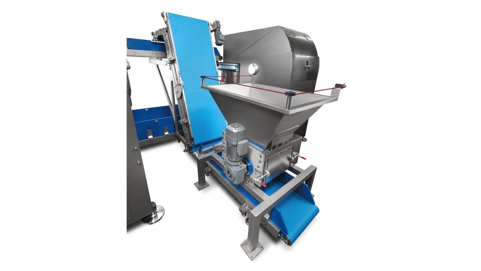 Industrielle Lebensmittelverarbeitungsmaschine mit blauem Förderband, Metalltrichter und Motor, konzipiert für die Sortierung oder den Transport von Lebensmitteln in einer Fabrikumgebung.