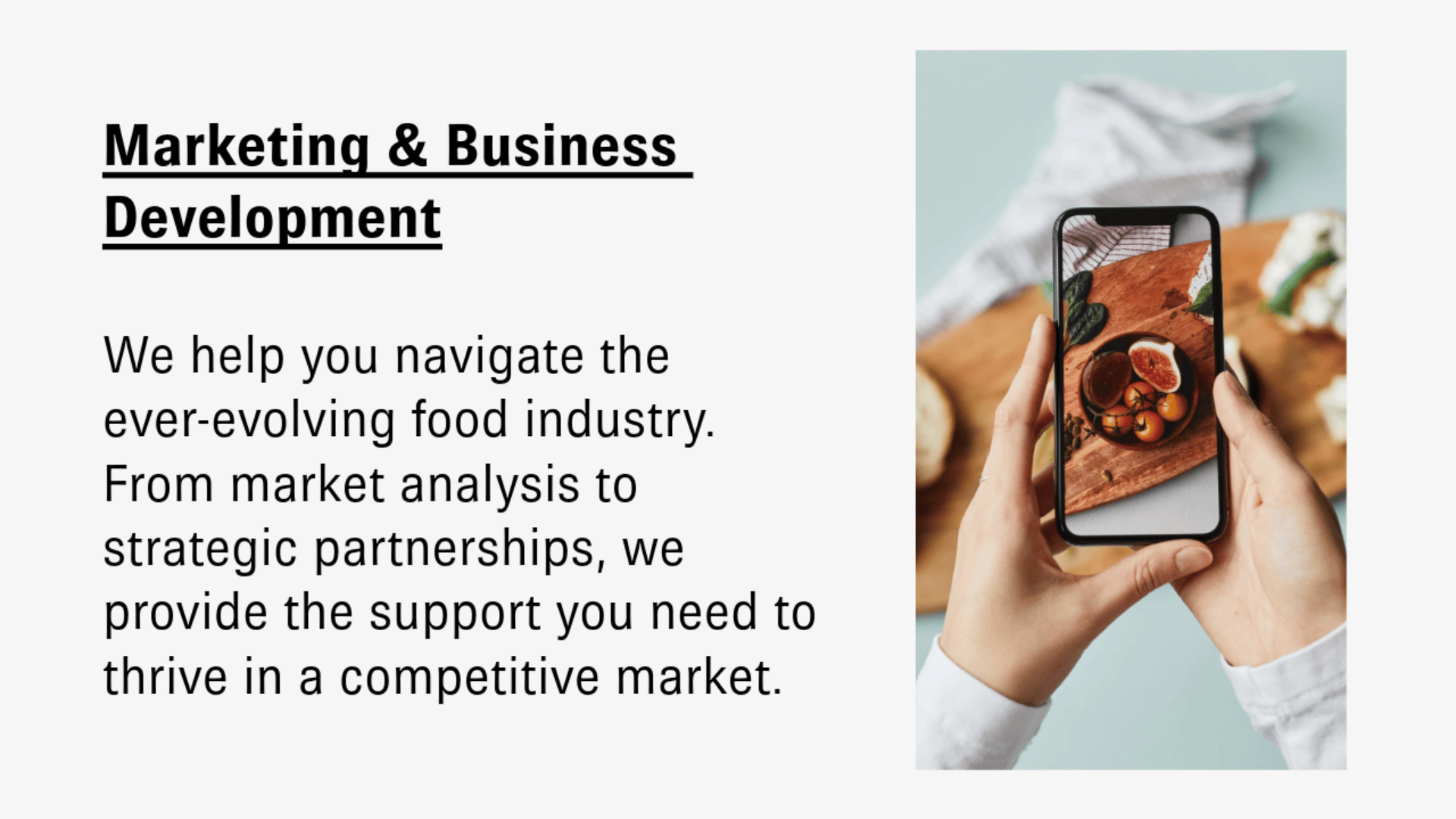 Eine Person hält ein Smartphone und fotografiert ein Holzbrett mit Feigen und Kräutern. Der Text neben dem Bild wirbt für Marketing- und Geschäftsentwicklungsdienstleistungen für die Lebensmittelindustrie.