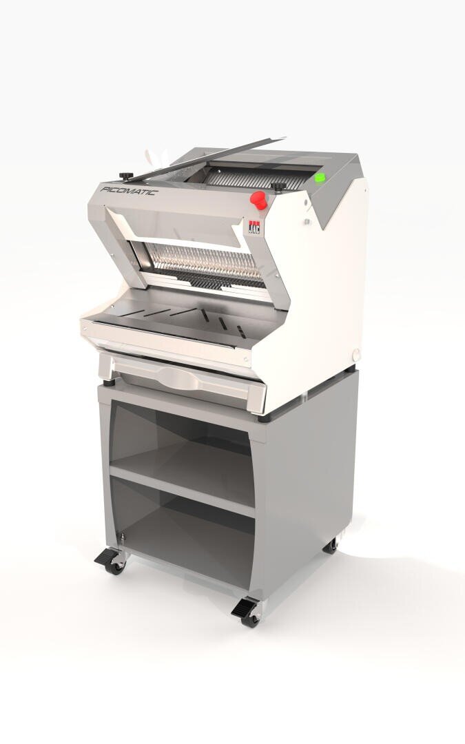 Eine handelsübliche Brotschneidemaschine mit weißem Oberteil und grauem Standfuß auf Rädern, mit offener Vorderseite, Bedienknöpfen und Ablageflächen darunter.