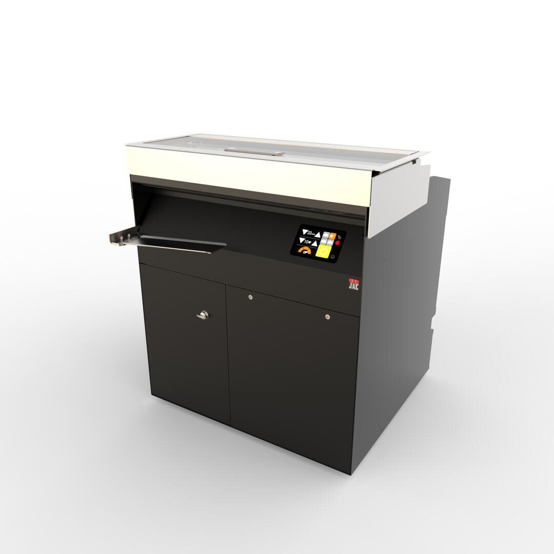 Schwarz-weißer Industriedrucker oder -kopierer mit einem digitalen Bedienfeld und einem geschlossenen Gehäuse darunter, vor einem schlichten weißen Hintergrund.