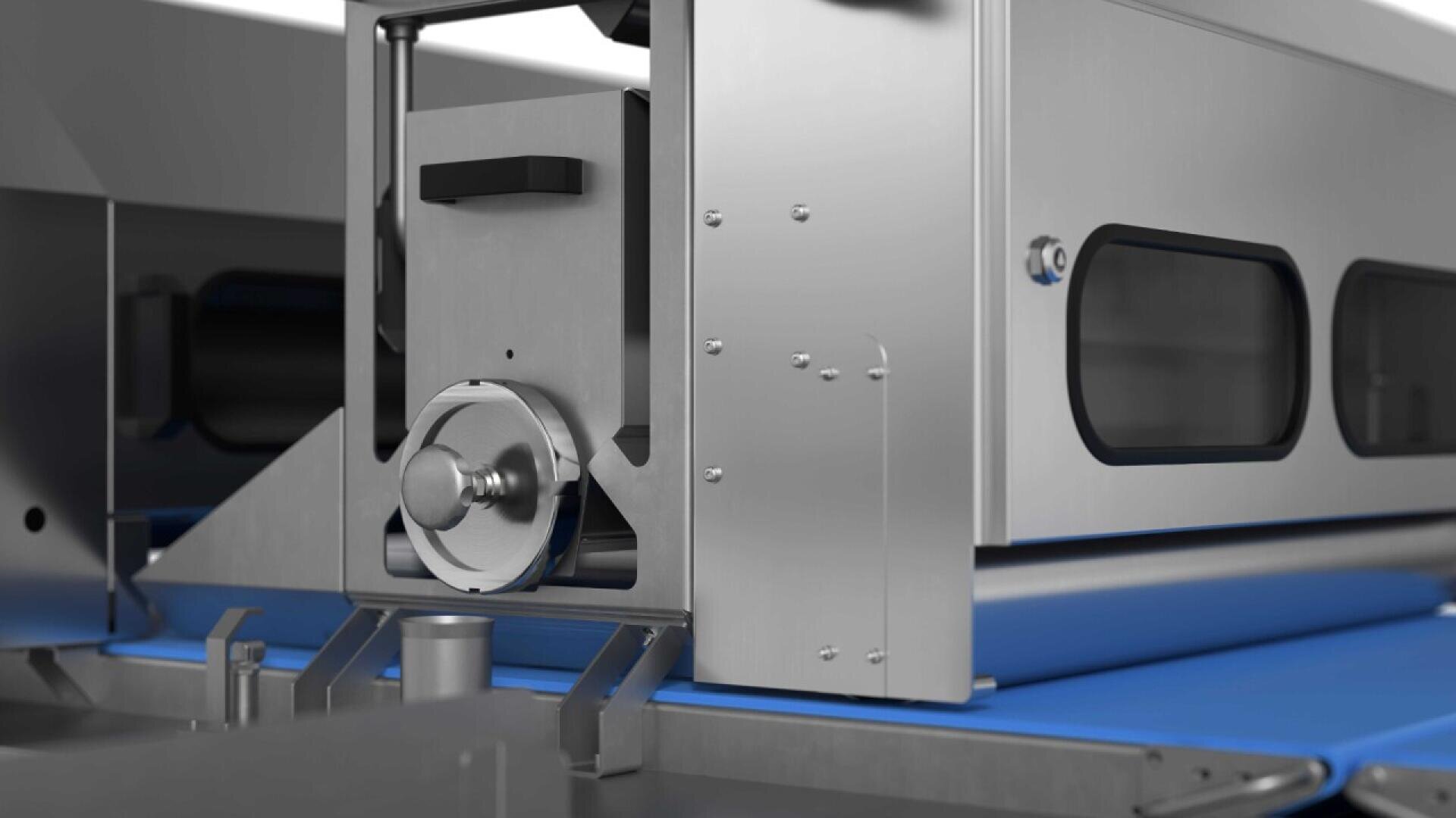 Nahaufnahme einer Industriemaschine aus rostfreiem Stahl mit blauem Förderband, mit verschiedenen mechanischen Komponenten und einem kleinen Fenster an der Seitenwand.