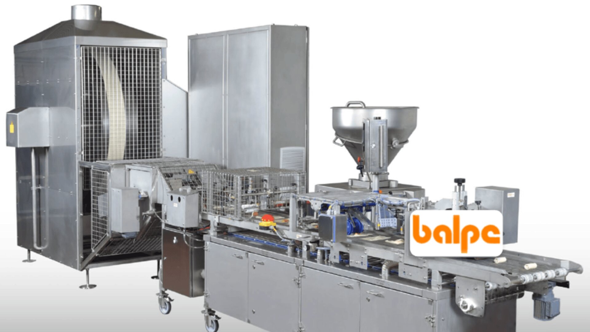 Industrielle Bäckereimaschine mit Metallförderbändern, Rührschüssel und Schutzkäfigen, die für die automatische Teigverarbeitung verwendet wird. Auf einem an der Maschine angebrachten Schild ist das Wort balpe zu lesen.