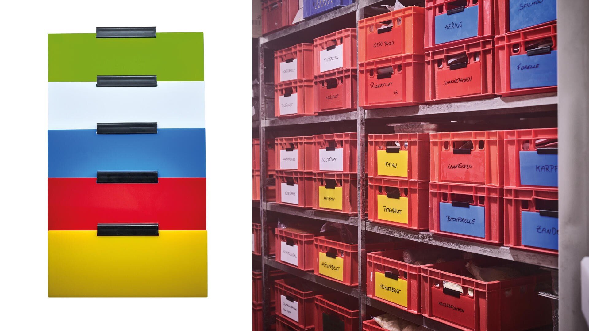 Auf der linken Seite befindet sich ein bunter Schrank mit vier Schubladen (grün, weiß, blau, gelb), und auf der rechten Seite stehen Regale mit roten Aufbewahrungsbehältern mit weißen, blauen und gelben Etiketten.