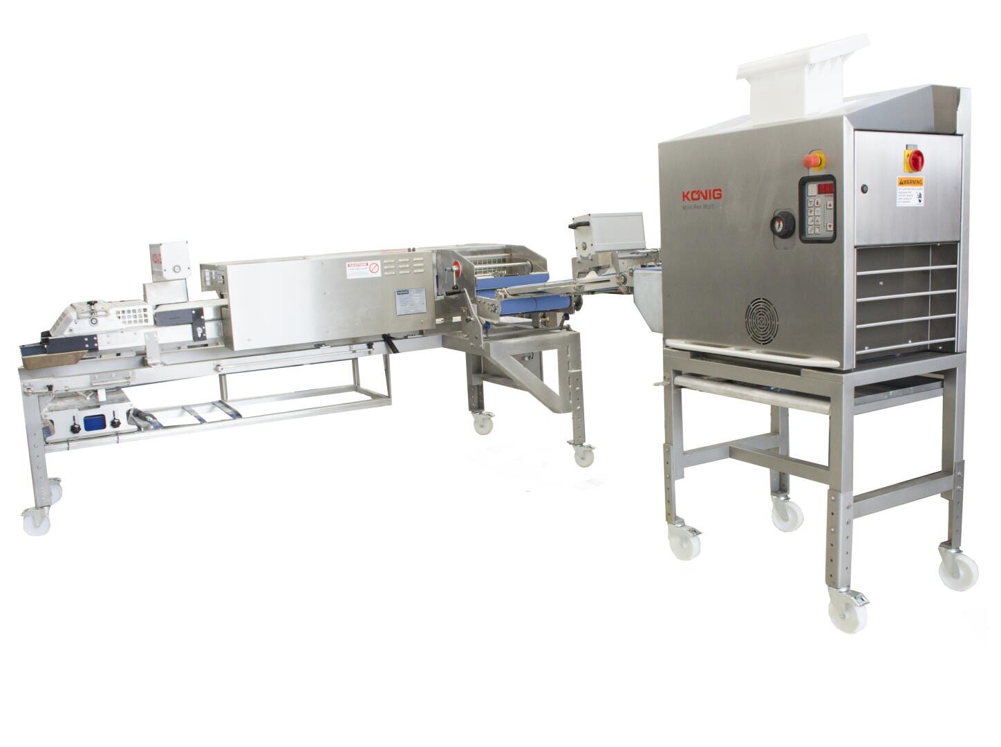 Eine industrielle Bäckereimaschine aus Edelstahl mit Förderbändern und Schalttafeln, die für die automatische Teigverarbeitung konzipiert ist, steht auf Rollen in einer gut beleuchteten Umgebung.