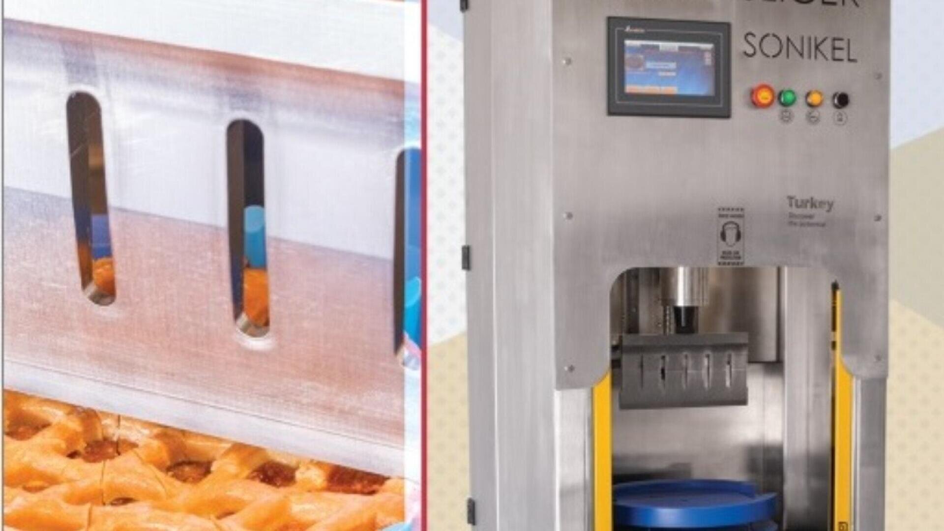 Eine industrielle Lebensmittelmaschine aus Edelstahl mit digitaler Anzeige wird gezeigt, wie sie ein Tablett mit Gebäck oder Kuchen mit Hilfe eines Satzes vertikaler Messer in quadratische Stücke schneidet.
