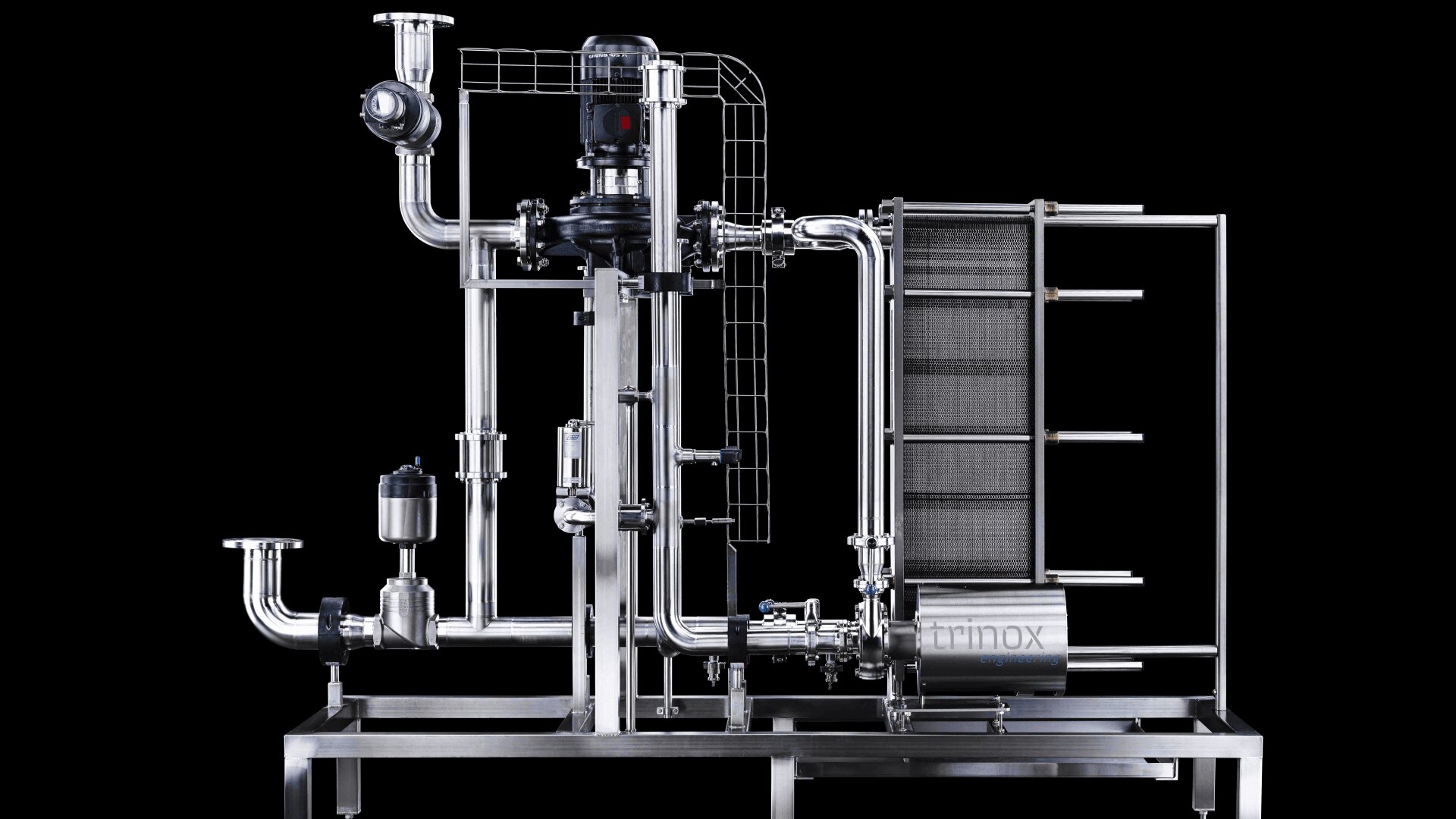Ein industrielles Filtersystem aus Edelstahl mit verschiedenen Rohren, Ventilen und einer Pumpe, montiert auf einem Metallrahmen, vor einem schwarzen Hintergrund.
