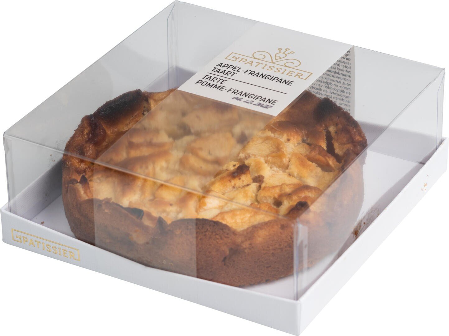 Eine verpackte Apfel-Frangipanetorte befindet sich in einem durchsichtigen Kunststoffbehälter mit weißem Boden und der Aufschrift "PATISSIER" und "Apfel-Frangipanetorte" auf der Verpackung.