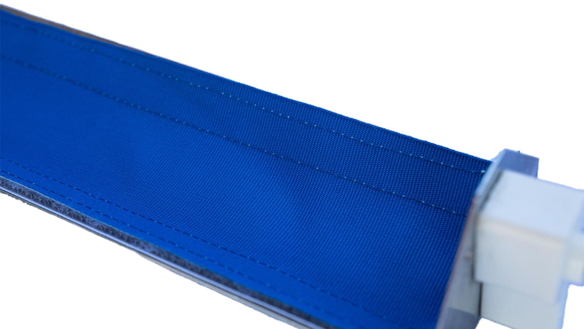 Nahaufnahme eines blauen Nylongurtes mit sichtbaren Nähten, der teilweise von einem weißen Aufrollmechanismus auf der rechten Seite abgerollt wird, vor einem weißen Hintergrund.
