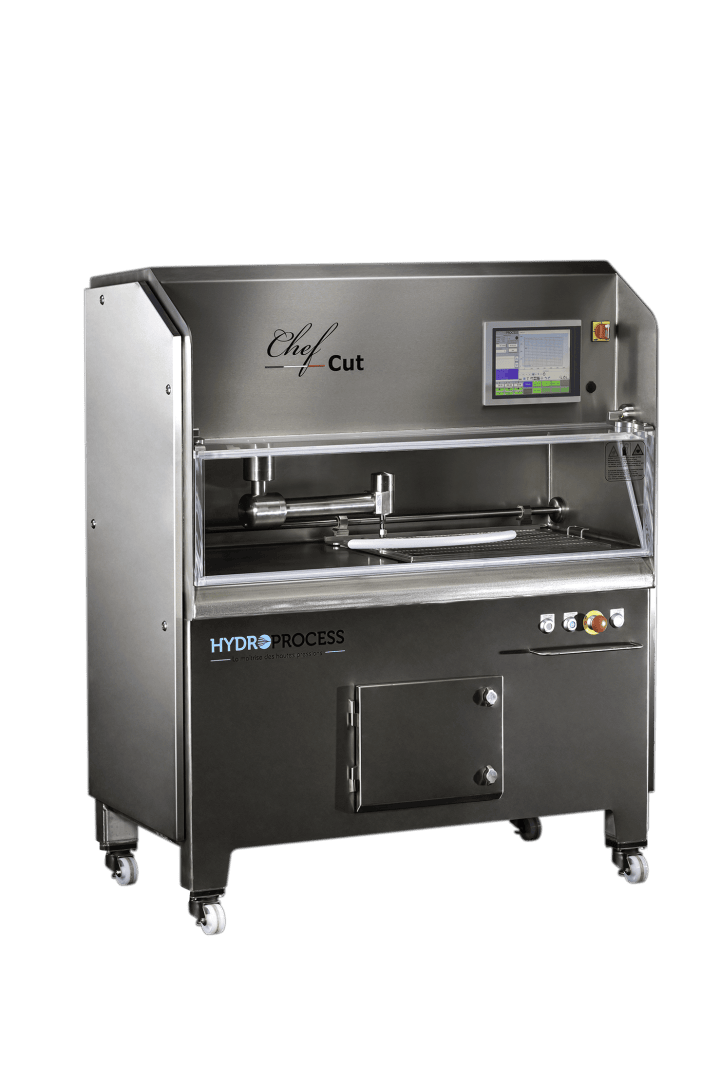 Eine große industrielle Lebensmittelverarbeitungsmaschine aus Edelstahl mit einem Touchscreen-Display und der Aufschrift „Chef Cut HYDROPROCESS“, Rädern für mehr Mobilität und Steuertasten auf der Vorderseite.