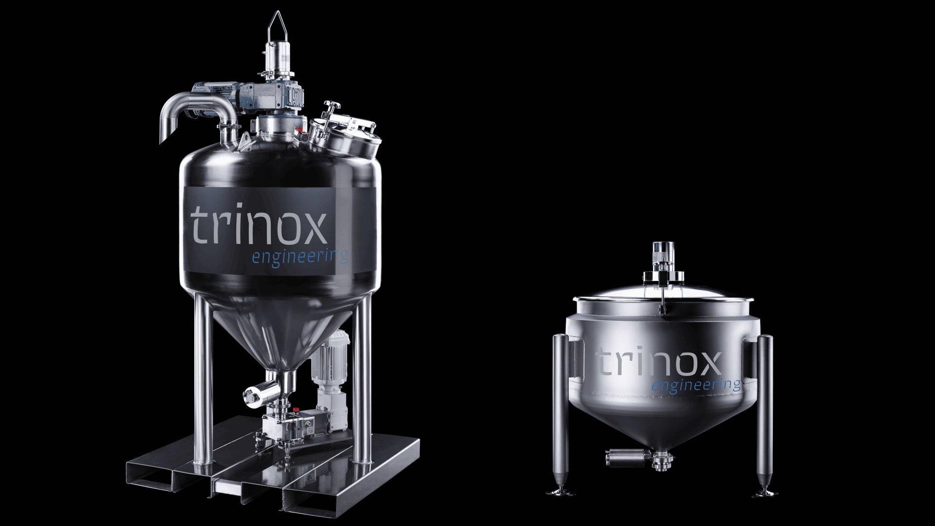Zwei industrielle Mischtanks aus rostfreiem Stahl mit der Aufschrift trinox engineering sind nebeneinander auf einem schwarzen Hintergrund abgebildet; der linke Tank ist höher und mit Rohren versehen, während der rechte Tank kürzer und breiter ist.