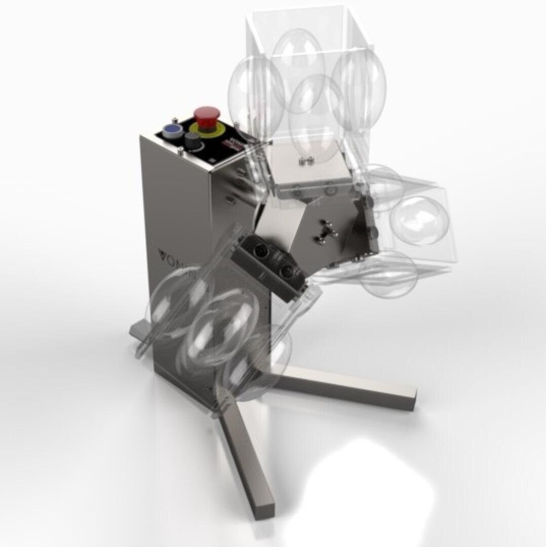 Eine silberne Industriemaschine mit Bedientasten und transparenten Fächern, dargestellt mit Bewegungsunschärfe, um bewegliche Teile anzuzeigen, steht auf einem Metallstativ vor einem schlichten Hintergrund.