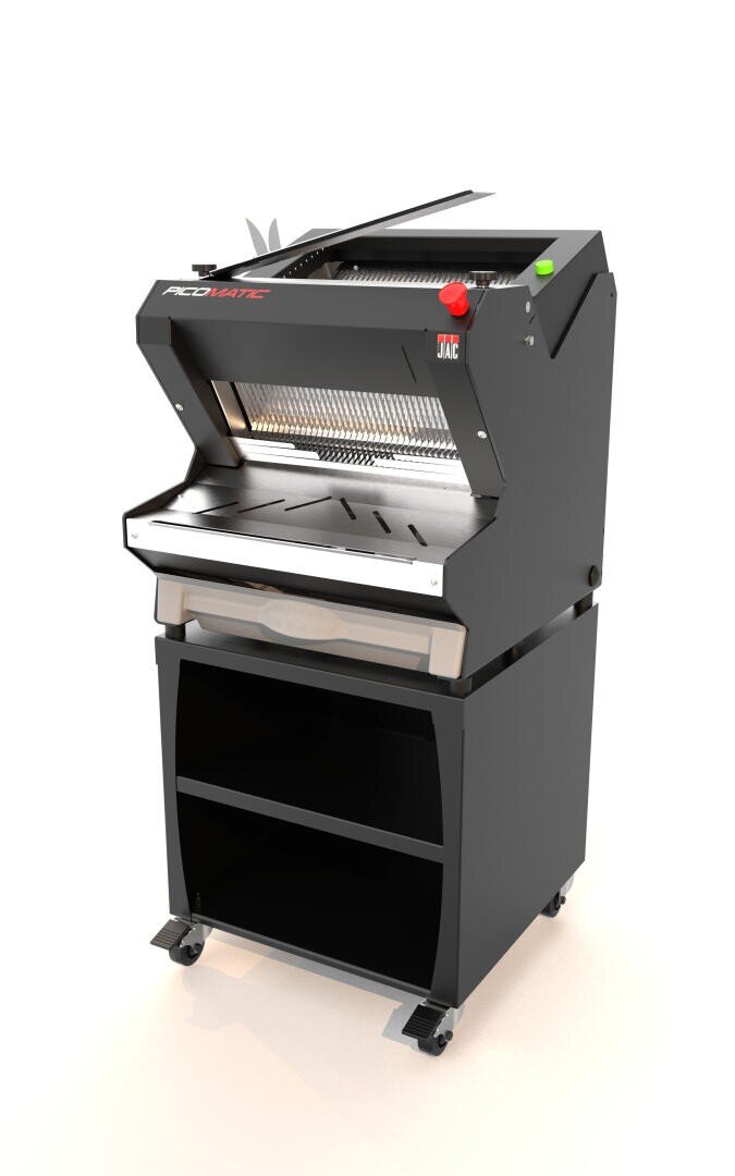 Eine schwarz-silberne Großküchenmaschine mit offener Front, Bedienknöpfen oben und Ablagefächern unten, die auf Rädern vor einem weißen Hintergrund steht.