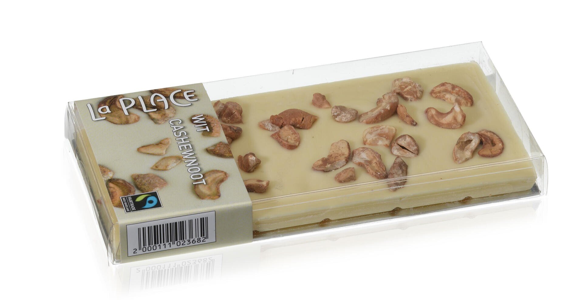 Eine verpackte Tafel weißer Schokolade mit Cashewnüssen, mit der Aufschrift La Place Wit Cashewnoot und einem Fairtrade-Logo. Die Schokolade ist durch die durchsichtige Plastikverpackung sichtbar.