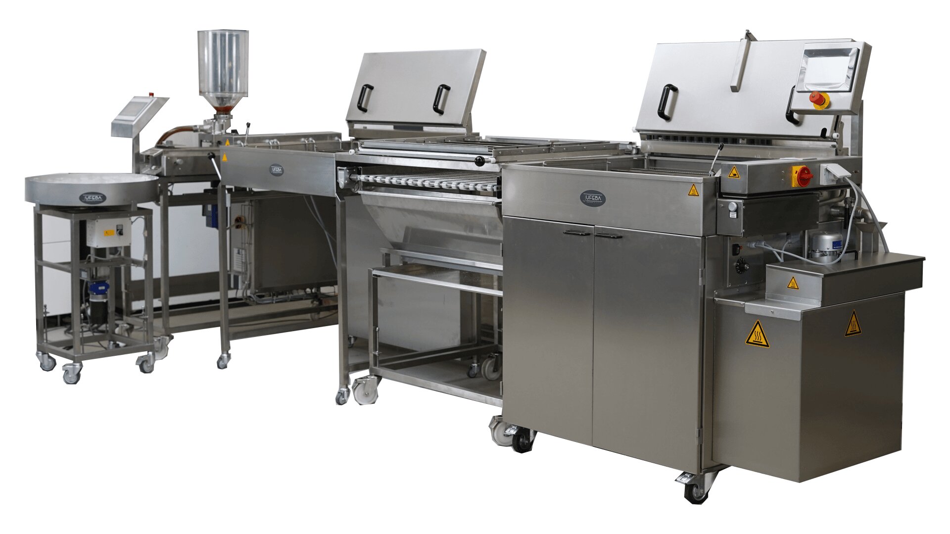 Eine industrielle Lebensmittelverarbeitungsmaschine aus Edelstahl mit Förderbändern, Schalttafeln und mehreren Fächern, die für die automatisierte Produktion in einer Großküche oder Fabrik ausgelegt ist.