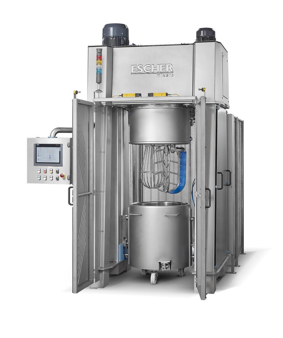 Großer industrieller Teigkneter mit offenen Türen, in denen sich eine Rührschüssel und Zubehörteile befinden. Das Bedienfeld mit Display und Tasten ist auf der linken Seite angebracht. Die Maschine ist aus Metall mit ESCHER-Etikett auf der Oberseite.