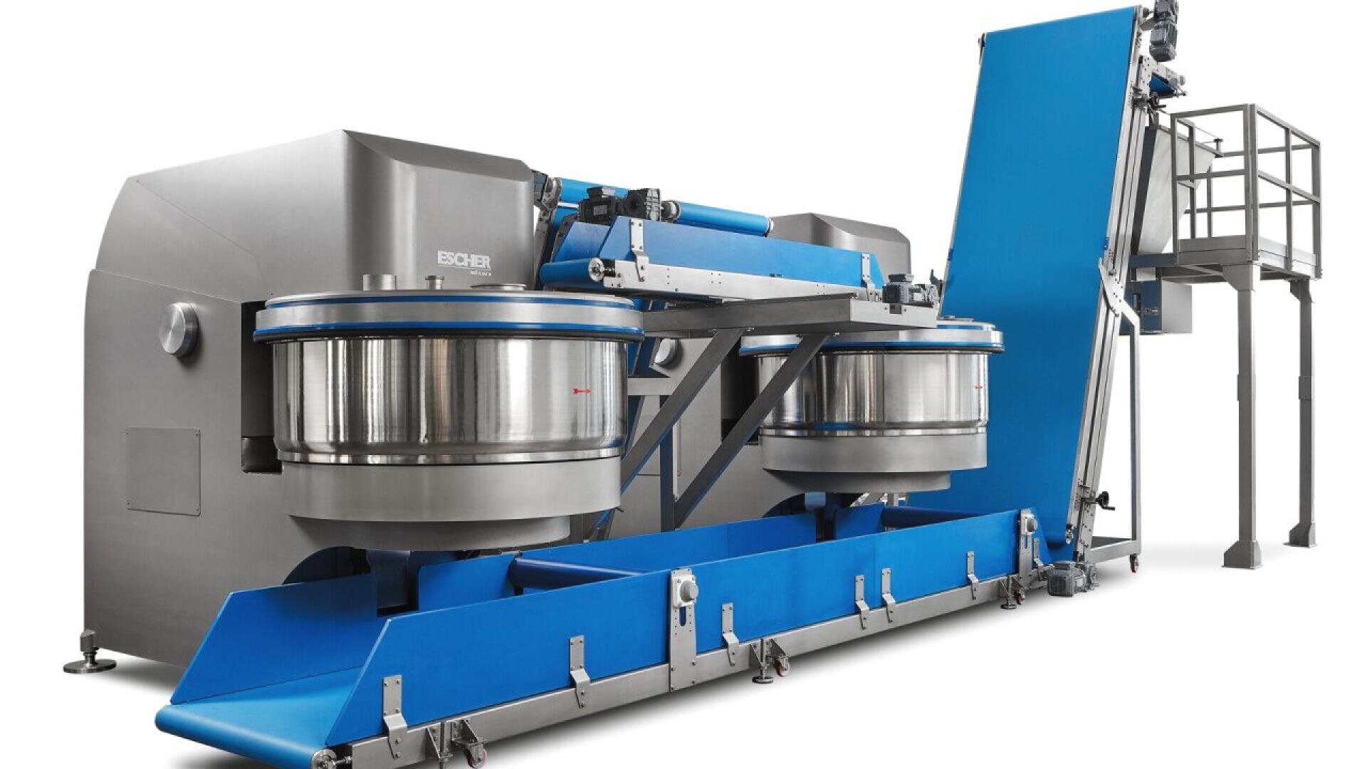 Eine große industrielle Teigknetmaschine mit zwei Edelstahlknetschüsseln, blauem Förderband und einer angebrachten Plattform für den Zugang des Bedieners.