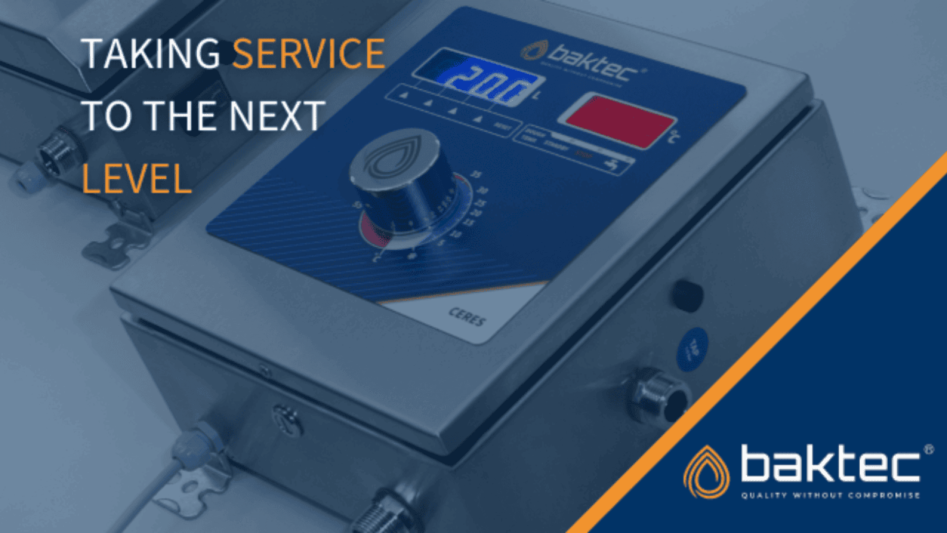 Bedienfeld mit Digitalanzeige und Drehknopf, beschriftet mit baktec und CERES, mit dem Text TAKING SERVICE TO THE NEXT LEVEL und dem baktec-Logo in der Ecke.
