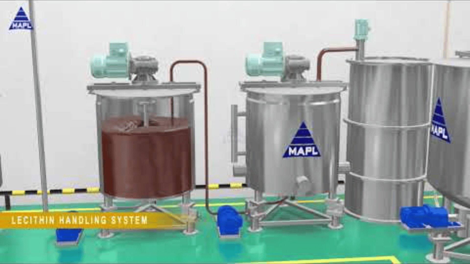 Zwei große Edelstahltanks mit MAPL-Logos, die durch Rohre miteinander verbunden sind, sind Teil eines Lecithin-Handlingsystems in einer sauberen Industrieumgebung. Ein Tank enthält eine braune Flüssigkeit; beide haben Motoren an der Oberseite.