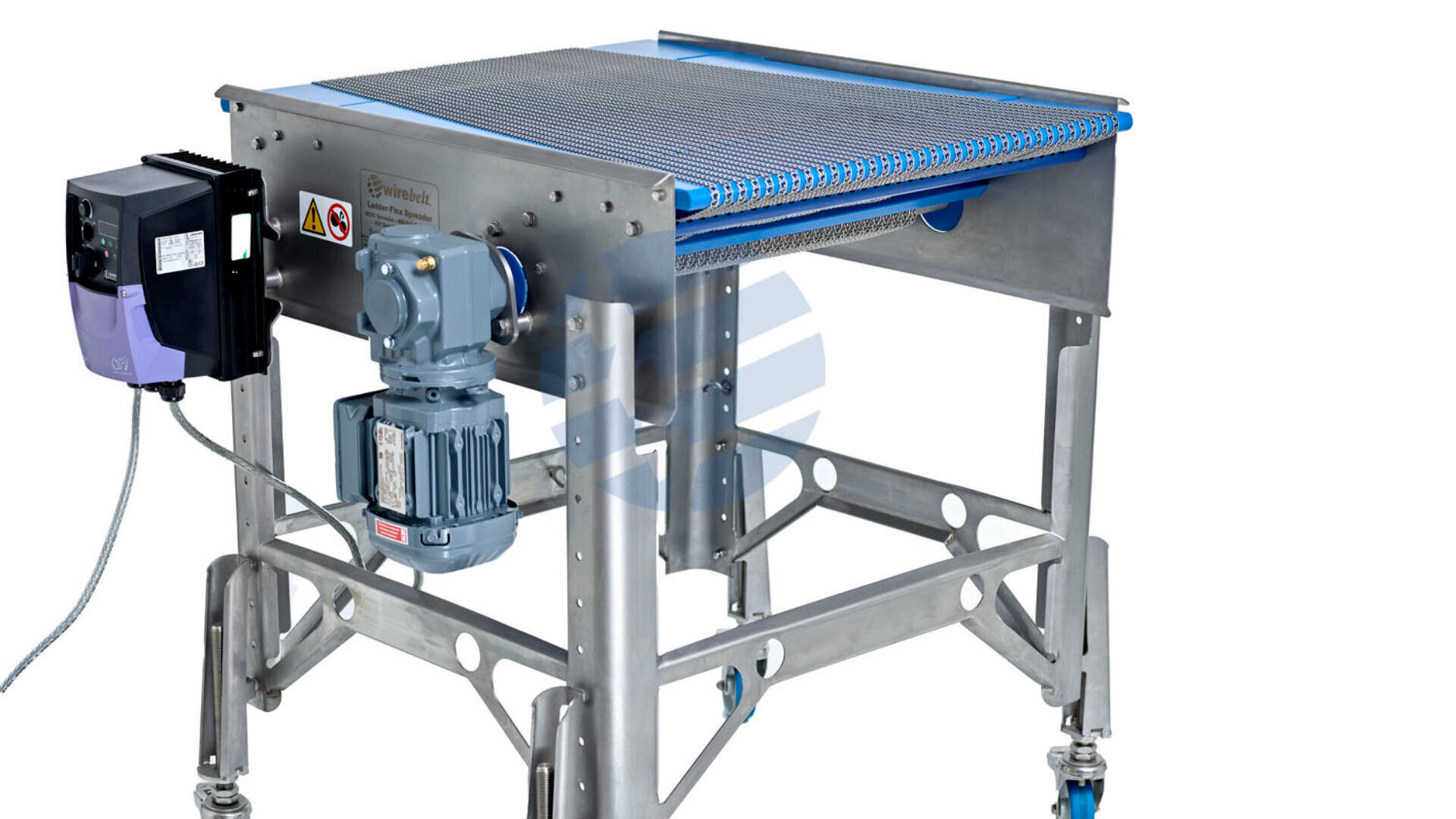 Ein industrielles Förderbandsystem aus rostfreiem Stahl auf verstellbaren Füßen mit Rädern, mit einem Motor an der Seite und einem angebrachten Schaltkasten, konzipiert für den Materialtransport oder die Lebensmittelverarbeitung.