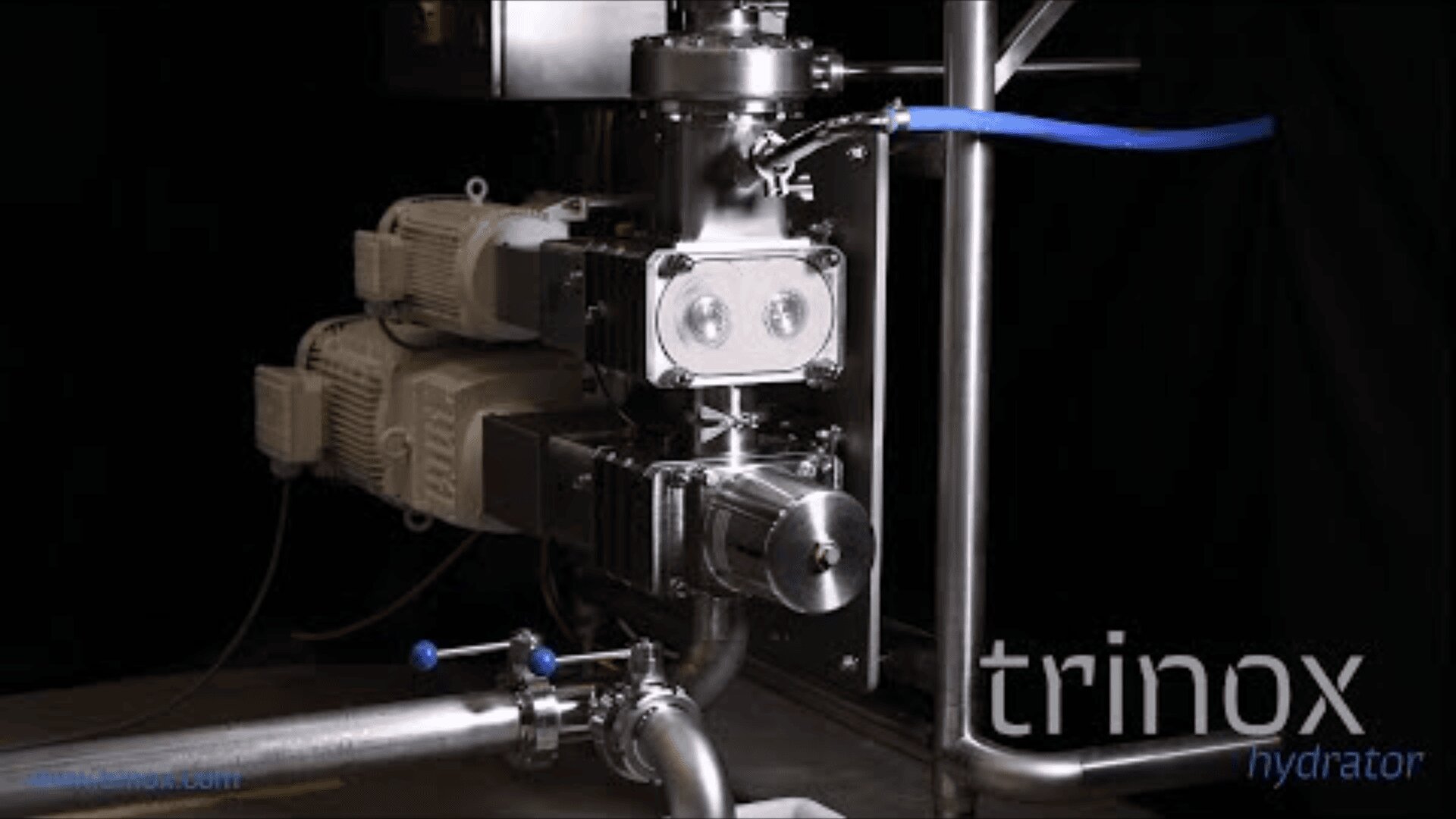 Nahaufnahme einer industriellen Maschine aus rostfreiem Stahl mit Rohren und Ventilen, mit dem Markennamen "trinox hydrator" in der unteren rechten Ecke, vor einem dunklen Hintergrund.