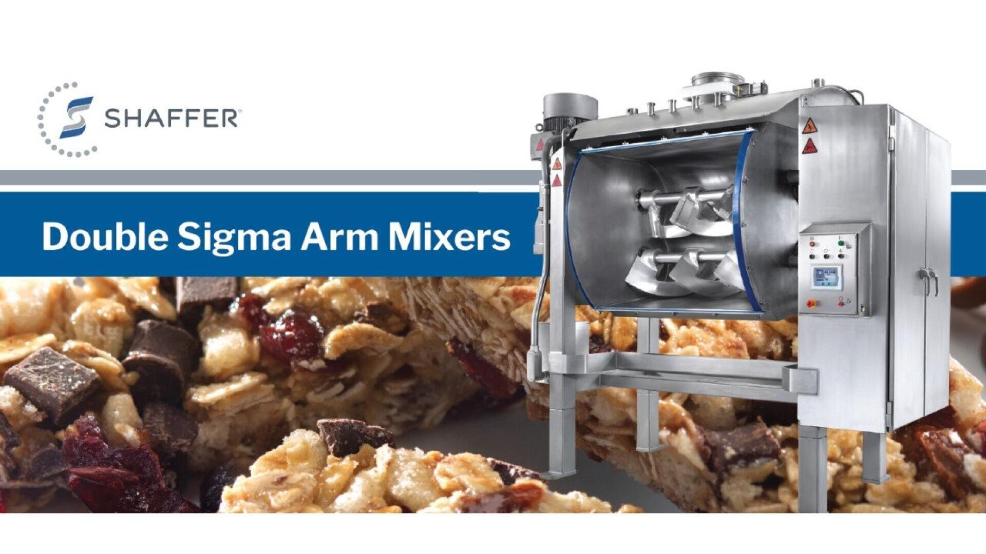 Ein großer industrieller Doppel-Sigma-Arm-Mischer von Shaffer ist ausgestellt, wobei das Innere der Maschine und das Bedienfeld sichtbar sind. Dahinter ist ein Teilbild von Müsliriegeln mit Schokoladenstückchen und Trockenfrüchten zu sehen.