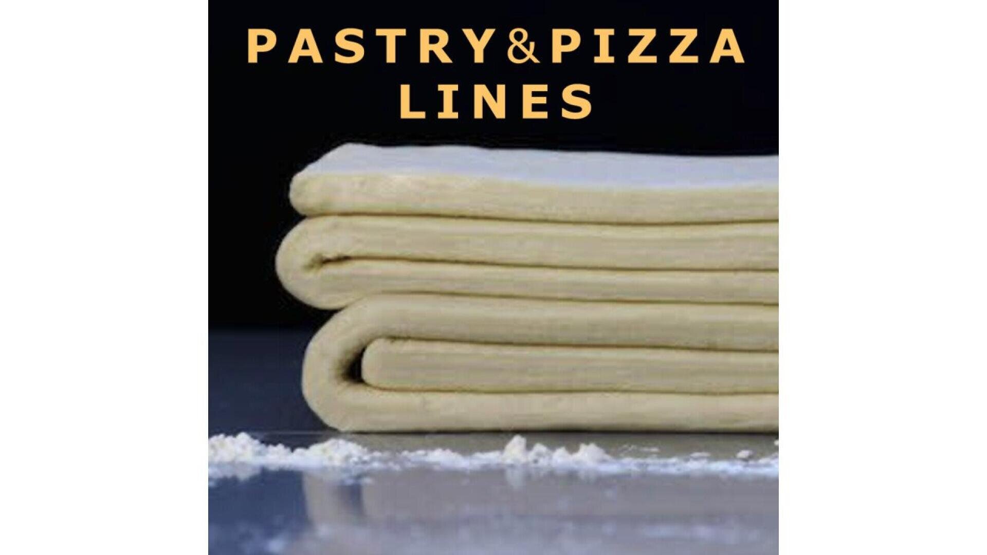 Ein Stapel gefalteten Teigs liegt auf einer dunklen Fläche, auf die Mehl gestreut ist. Der Text PASTRY & PIZZA LINES erscheint oben in fetten gelben Buchstaben.