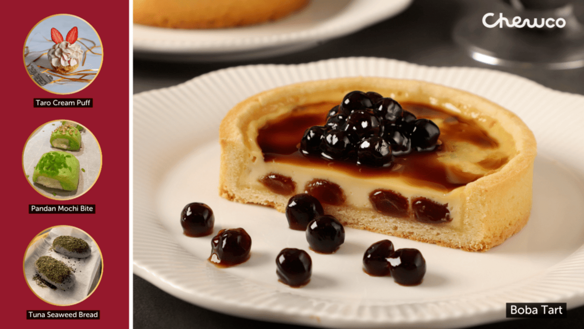 Eine Boba-Torte mit braunem Sirup und Tapioka-Perlen auf einem weißen Teller. Auf der linken Seite sind Bilder von Taro Cream Puff, Pandan Mochi Bite und Tuna Seaweed Bread mit Textbeschriftung auf rotem Hintergrund zu sehen.