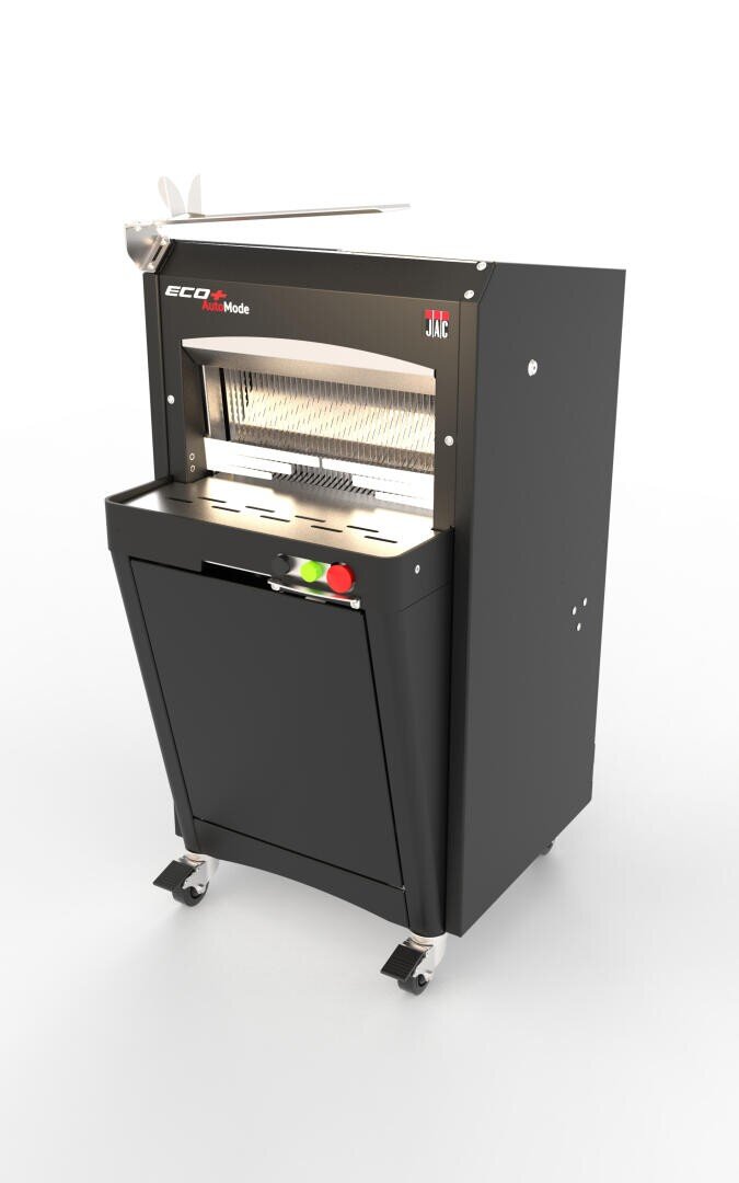 Eine schwarze industrielle Papierschneidemaschine mit einem von vorne zu öffnenden Schlitz, Bedientasten und einer transparenten Schutzvorrichtung, die auf vier Laufrollen vor einem weißen Hintergrund steht.
