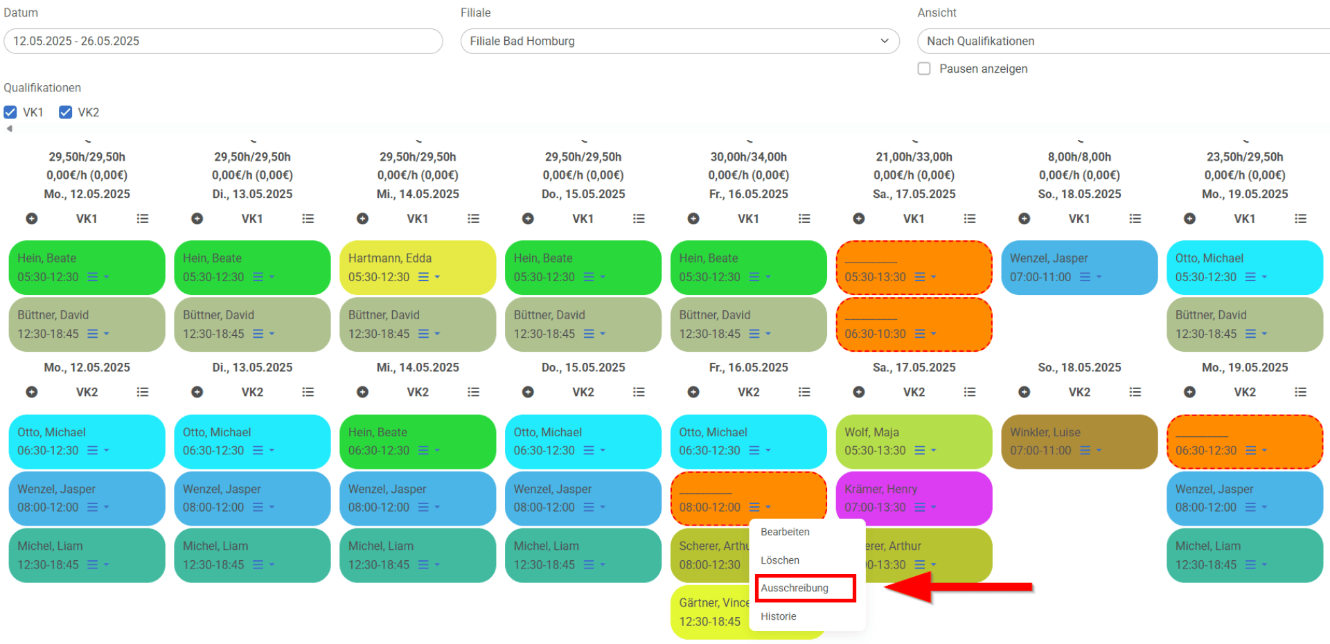 Eine Planungsoberfläche stellt die Schichten der Mitarbeiter in farbigen Zeitblöcken nach Tag und Qualifikation dar. Für einen Eintrag ist ein Dropdown-Menü geöffnet, und ein roter Pfeil zeigt auf die Option „Ausschreibung“.