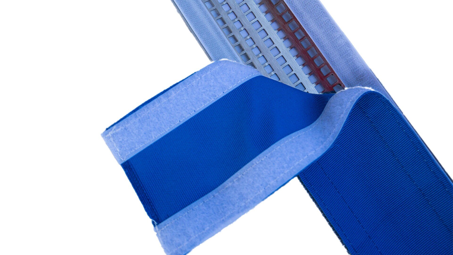 Nahaufnahme eines blauen Stoffbandes mit Klettverschluss (wie Klettverschluss), teilweise geöffnet, vor weißem Hintergrund. Über dem Gurt ist ein transparentes Kunststoffteil mit kleinen rechteckigen Löchern zu sehen.
