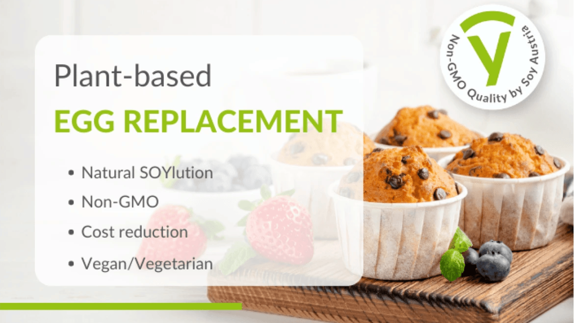 Ein Werbebild für einen pflanzlichen Ei-Ersatz mit Schokoladenmuffins, Beeren und einem Text, der die Vorteile von natürlichem Soja, GVO-frei, kostengünstig und vegan/vegetarisch hervorhebt. Ein Non-GMO Quality by Soy-Logo ist vorhanden.