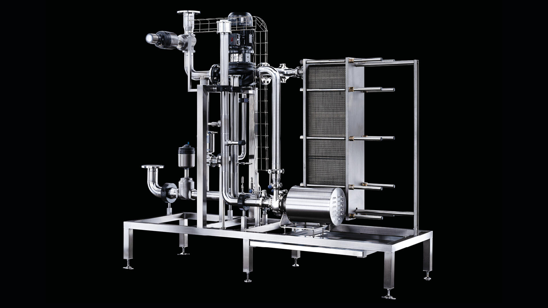 Eine industrielle Filtrationsmaschine aus Edelstahl mit mehreren Rohren, Ventilen, einem Bedienfeld und einem großen rechteckigen Filter vor einem schwarzen Hintergrund.