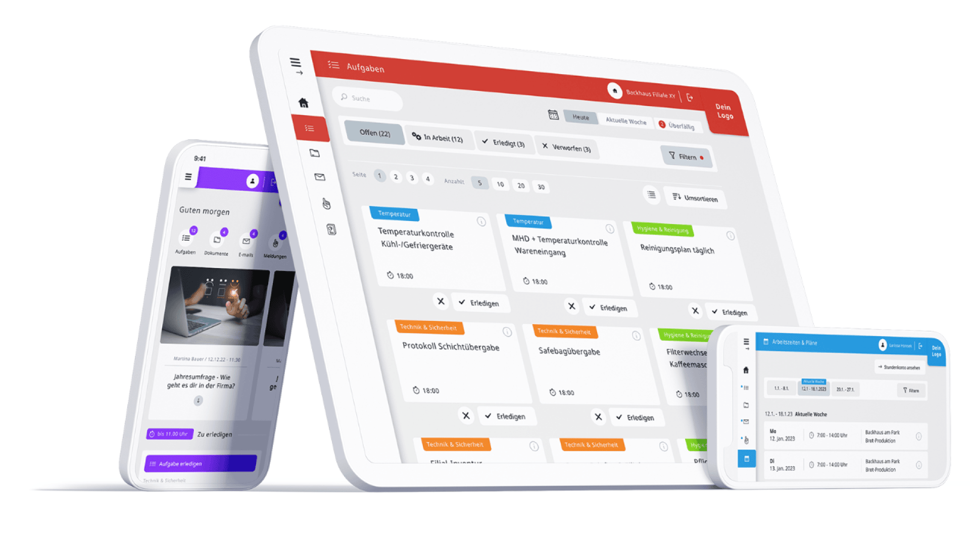 Auf drei Tablets und einem Smartphone werden verschiedene Benutzeroberflächen mit Dashboards, Nachrichten und Aufgabenverwaltungsfunktionen angezeigt, die einen modernen digitalen Arbeitsbereich mit organisierten Tools und bunten Navigationsleisten darstellen.
