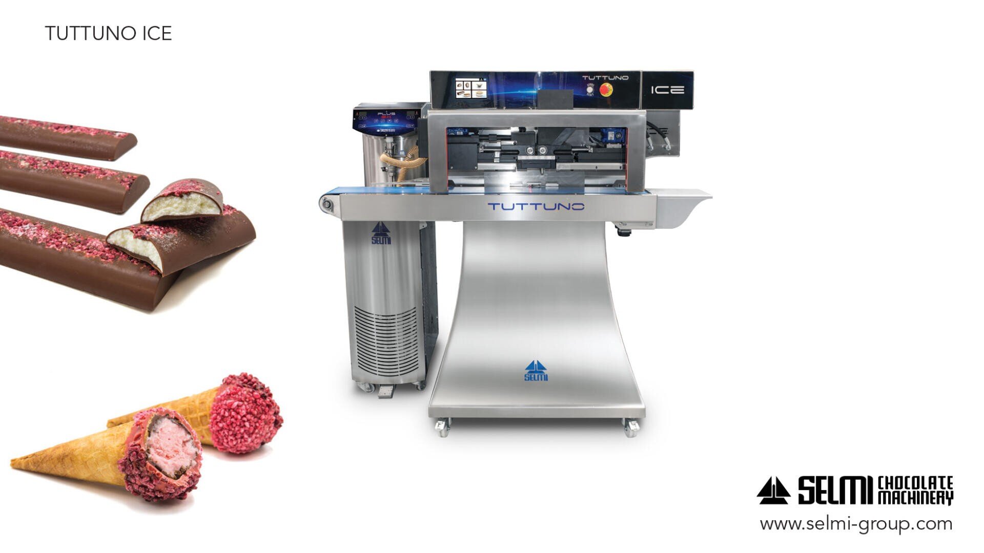 Eine Selmi Tuttuno Ice-Schokoladenmaschine aus rostfreiem Stahl steht mittig auf weißem Hintergrund, links davon sind Abbildungen von Schokoladentafeln und Erdbeereistüten zu sehen. Das Logo und die Website von Selmi Chocolate Machinery befinden sich in der unteren rechten Ecke.