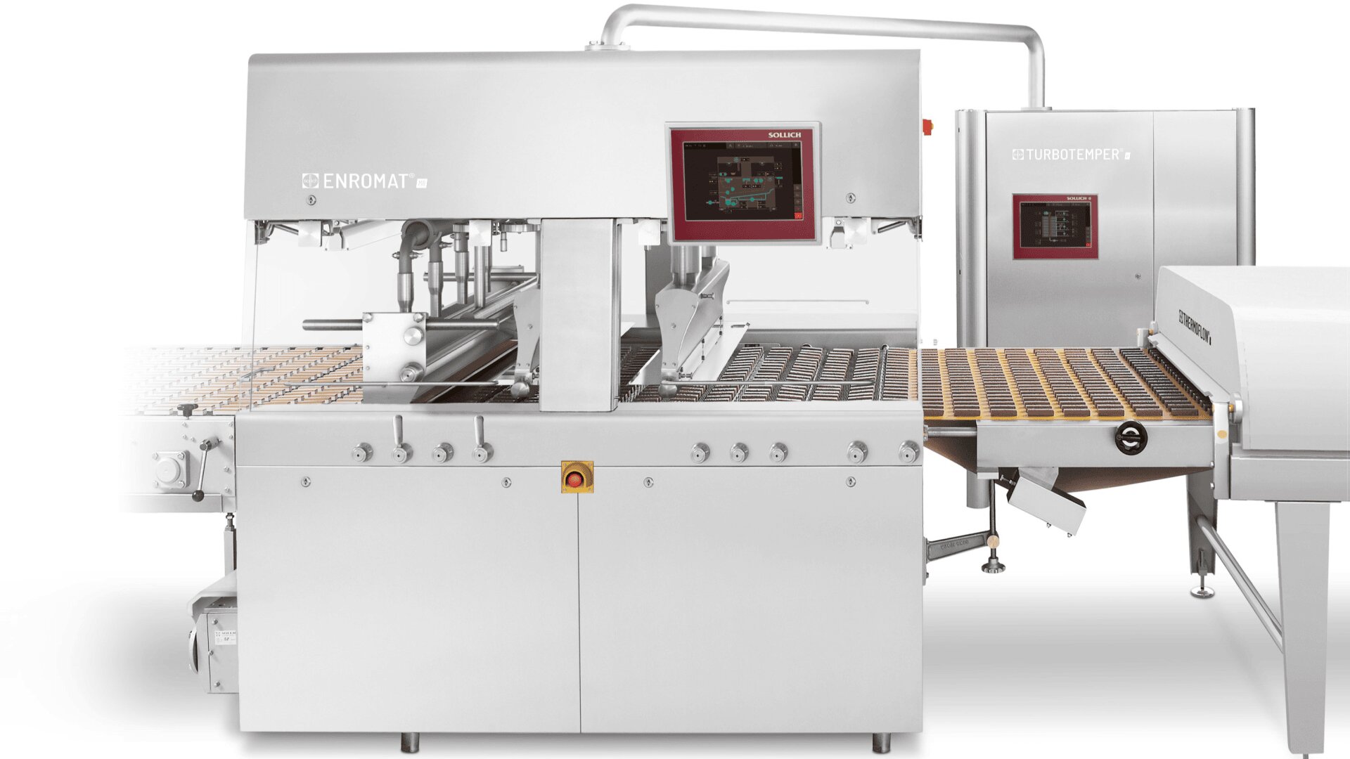 Eine industrielle Schokoladenüberzugsmaschine aus Edelstahl mit Förderband, Touchscreen-Steuerung und Kühltunnel, die in der Süßwarenproduktion eingesetzt wird.