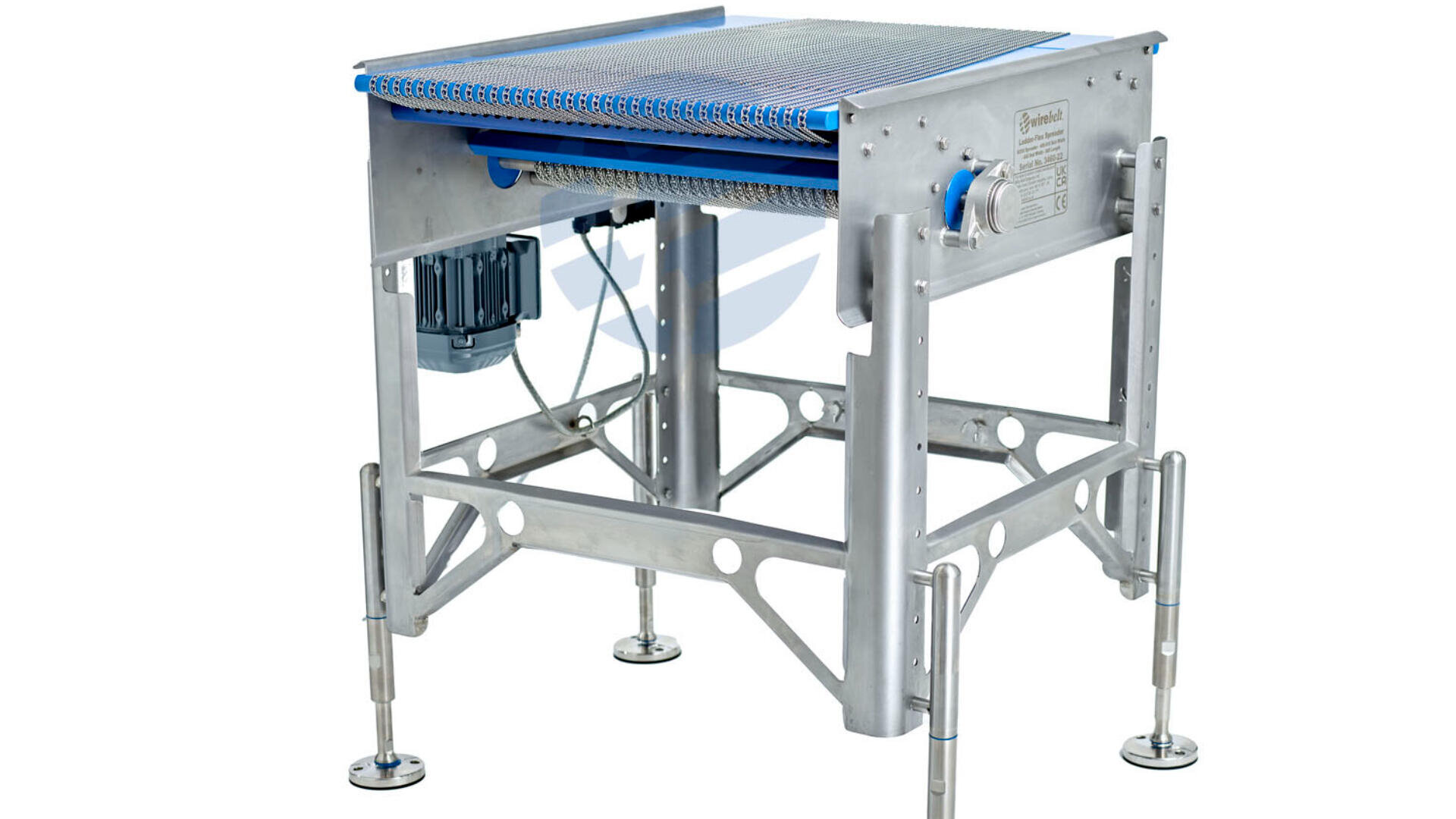 Ein industrielles Förderband aus Edelstahl mit verstellbaren Füßen, einem blauen Motor und einem Metallgitterband, das für den automatischen Materialtransport und die Verarbeitung konzipiert ist.