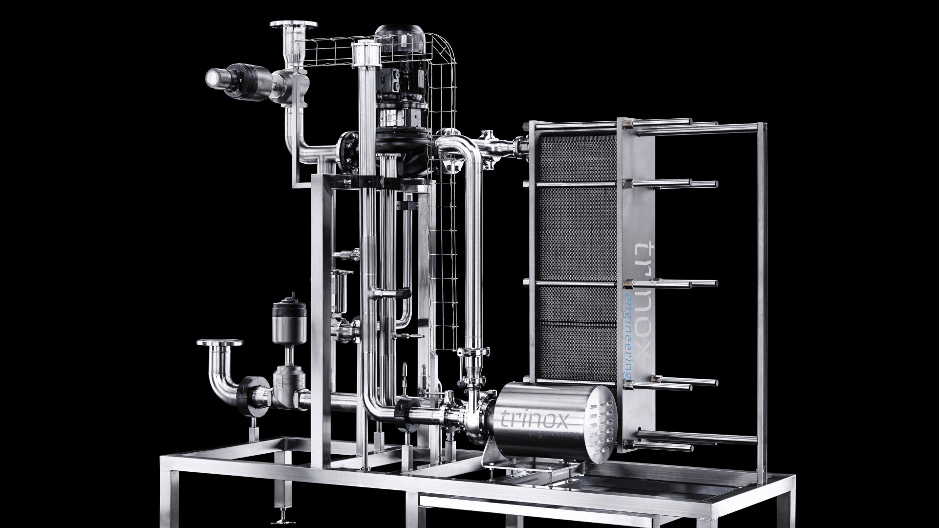 Ein industrielles Filtersystem aus Edelstahl mit mehreren Rohren, Ventilen, Messgeräten und einem Plattenwärmetauscher auf einem Metallrahmen, isoliert auf einem schwarzen Hintergrund.